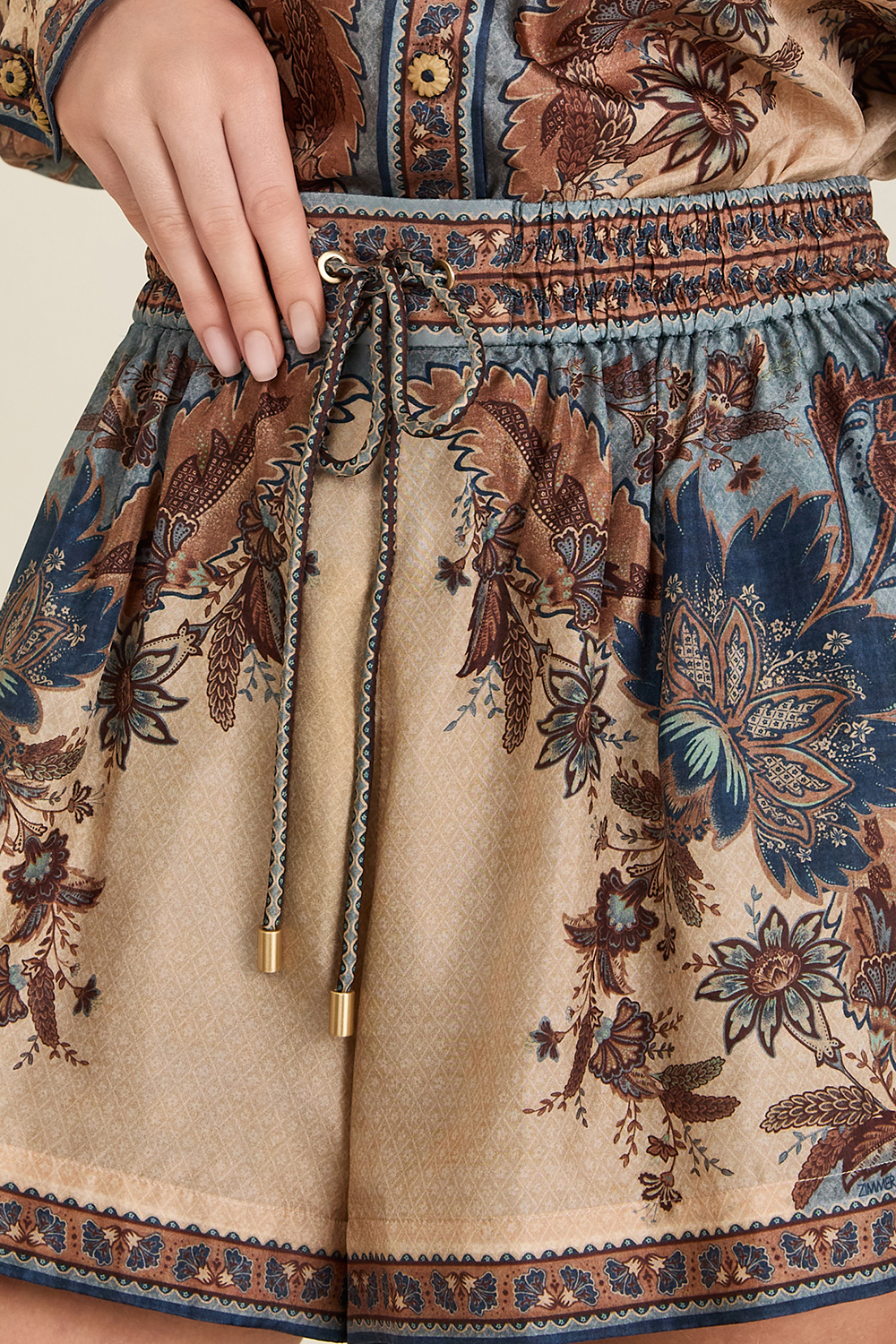 תמונת תקריב דוגמן של מכנסיים קצרים ממשי