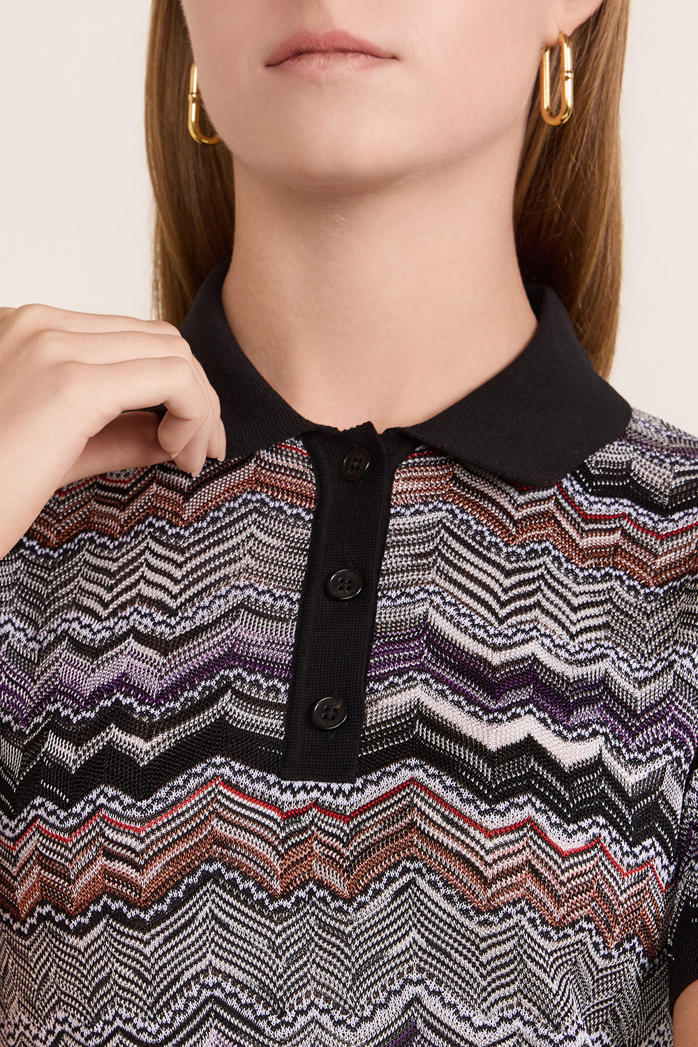 תמונת תקריב דוגמן של חולצת פולו קצרה