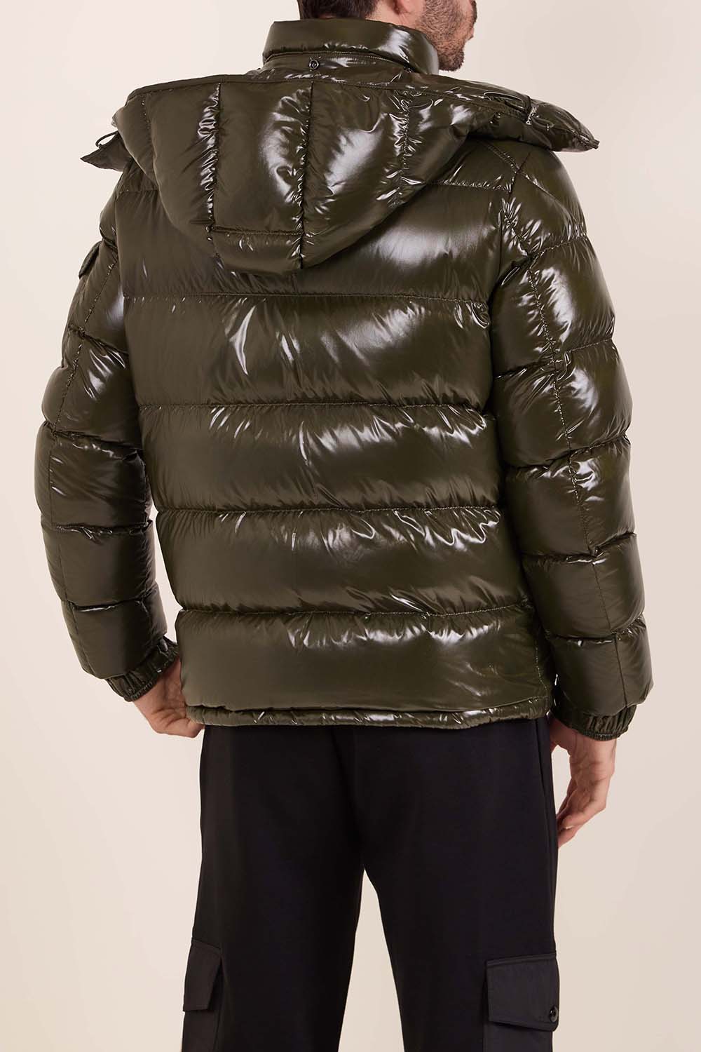 תמונת דוגמן אחורית של מעיל פוך קצר