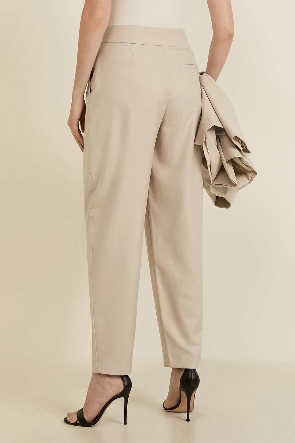 תמונת דוגמן אחורית של מכנסיים מחוייטים