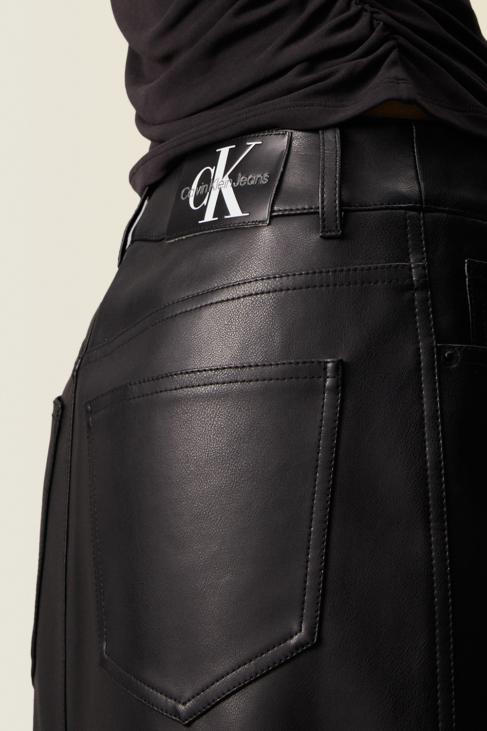 תמונת תקריב דוגמן של חצאית מקסי מעור טבעוני