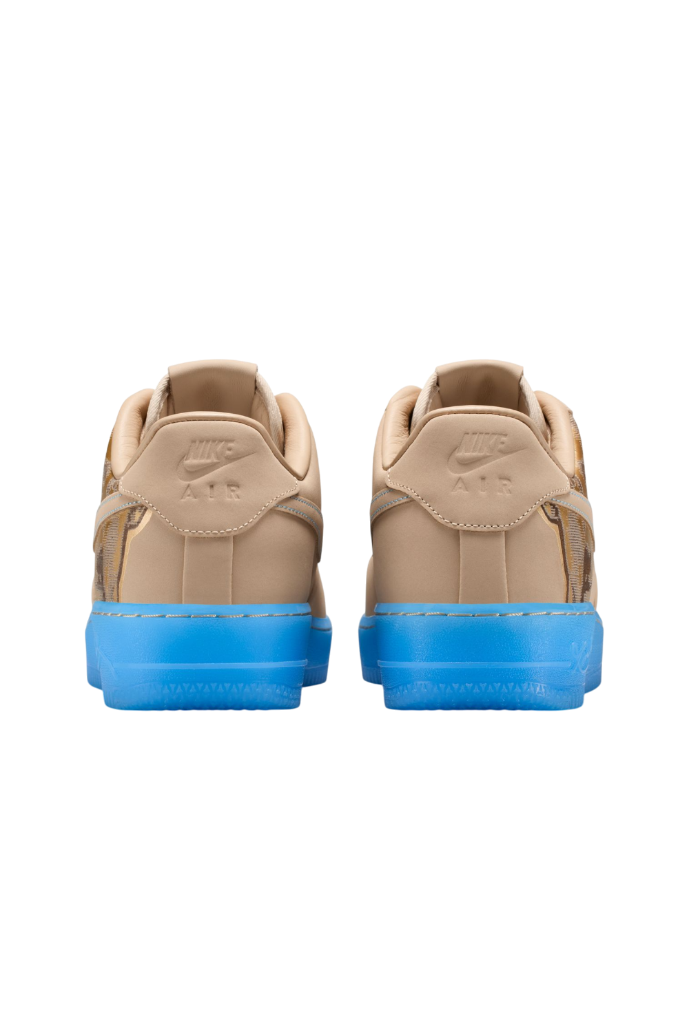 תמונת תקריב של נעלי סניקרס אייר פורס פרוטרו