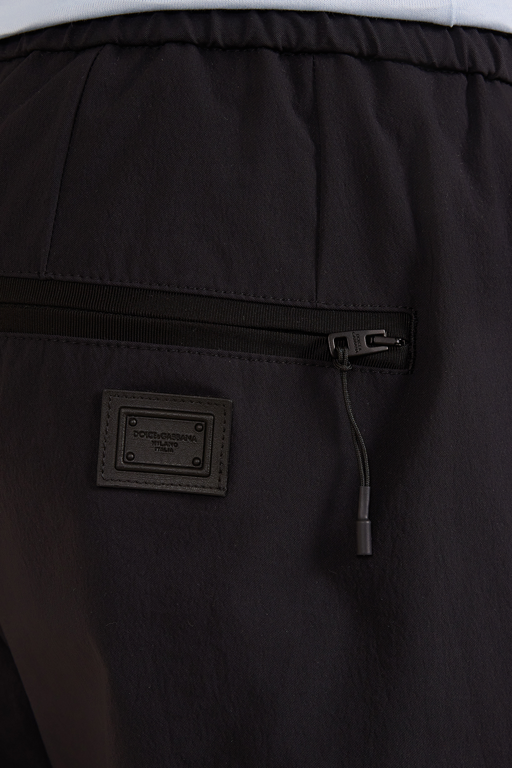 תמונת תקריב דוגמן של מכנסיים ארוכים