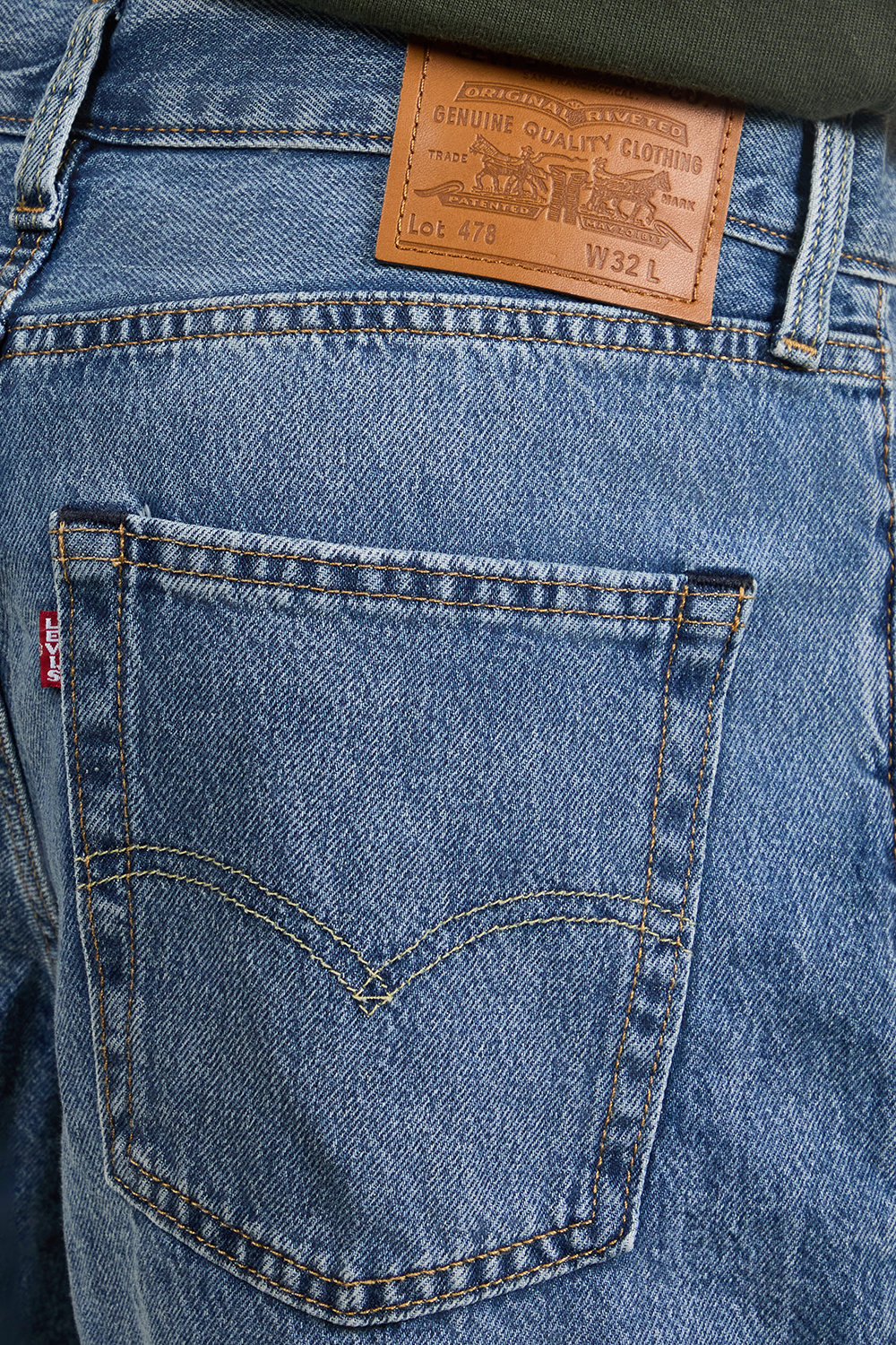 תמונת תקריב דוגמן של מכנסי ג'ינס קצרים 478