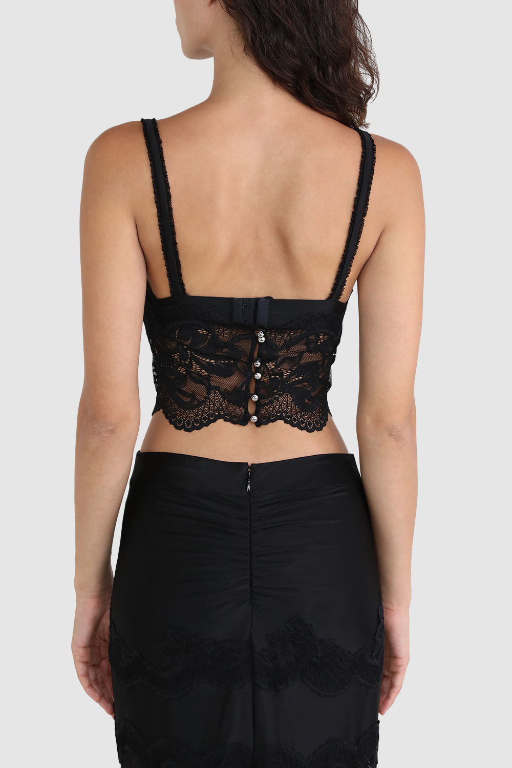 תמונת דוגמן אחורית של טופ תחרה שחור