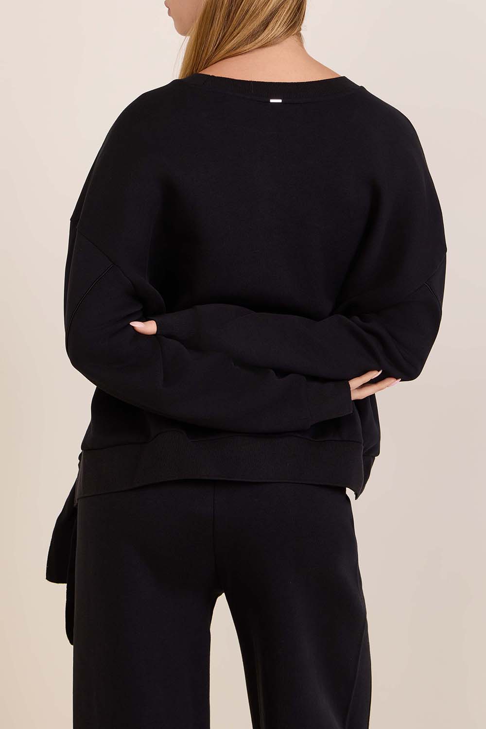 תמונת דוגמן אחורית של סווטשירט