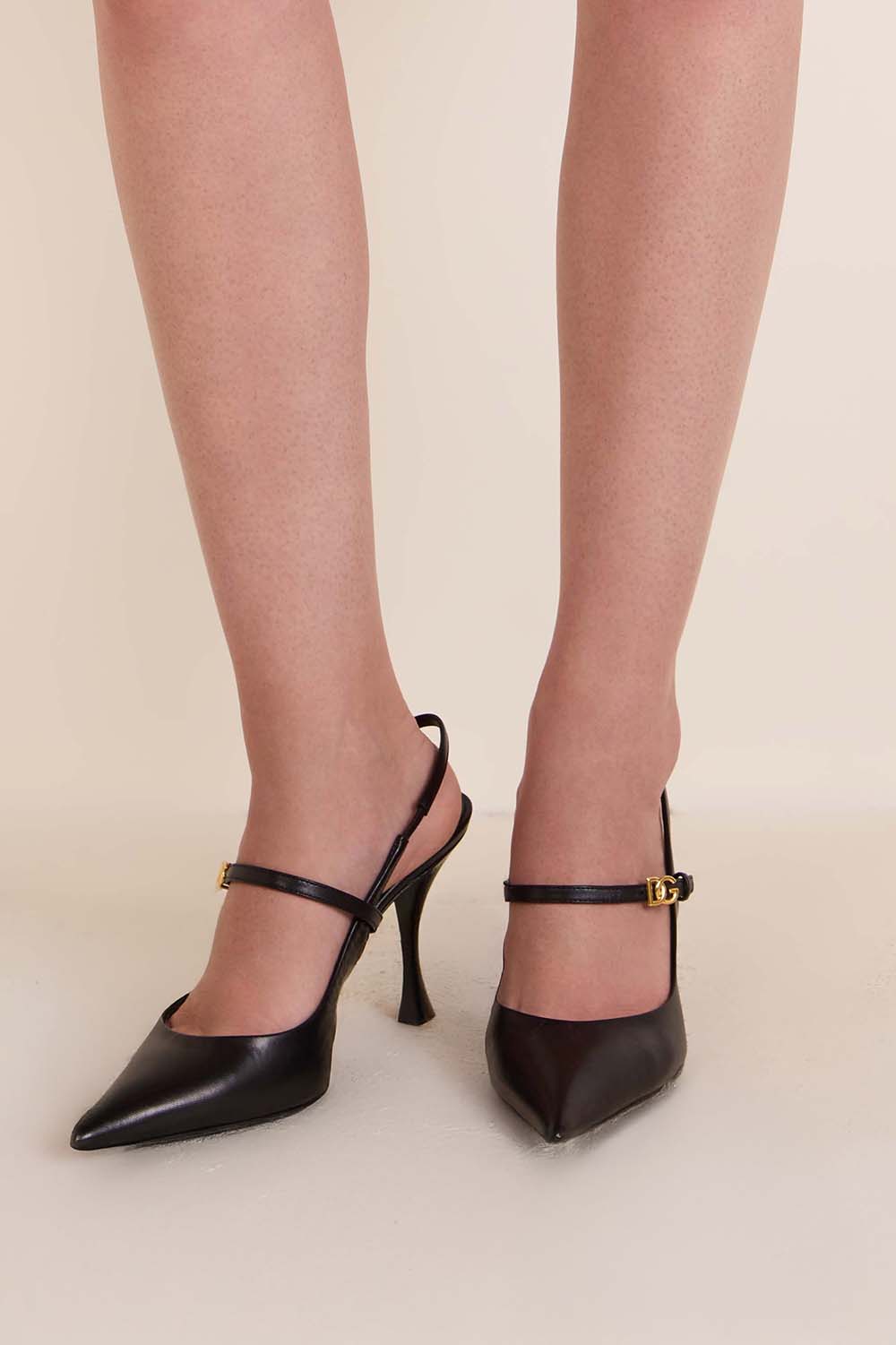 תמונת דוגמן קידמית של נעלי עקב סלינג בק