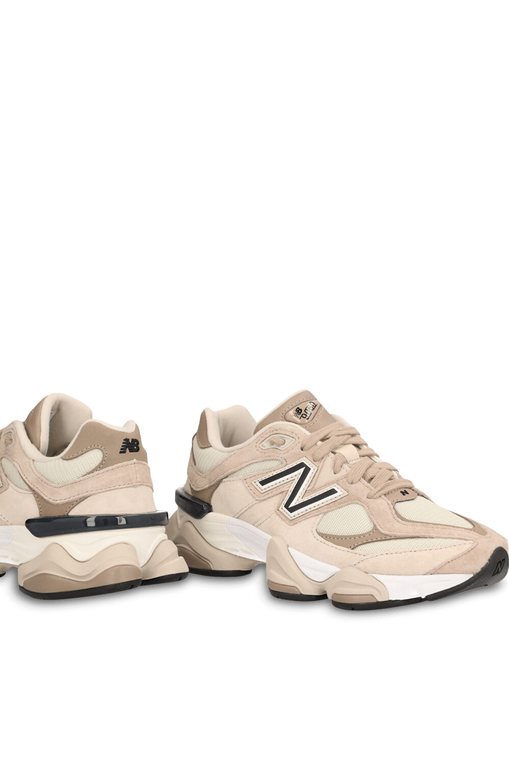 תמונת תקריב של נעלי סניקרס 9060