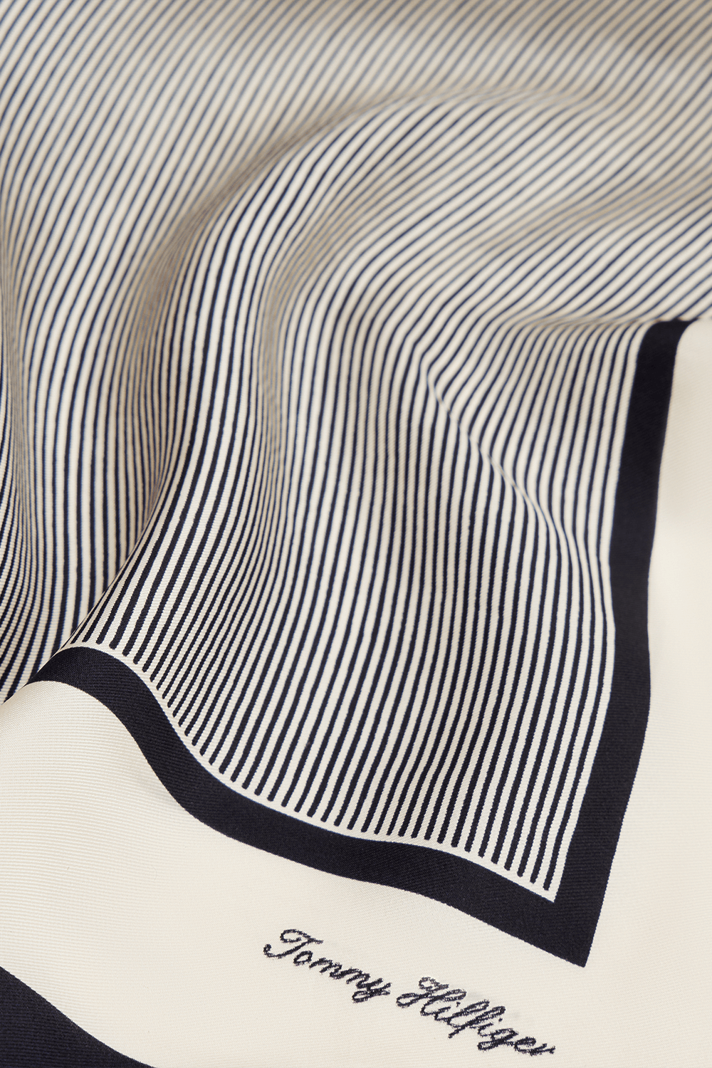 תמונה אחורית של צעיף משי