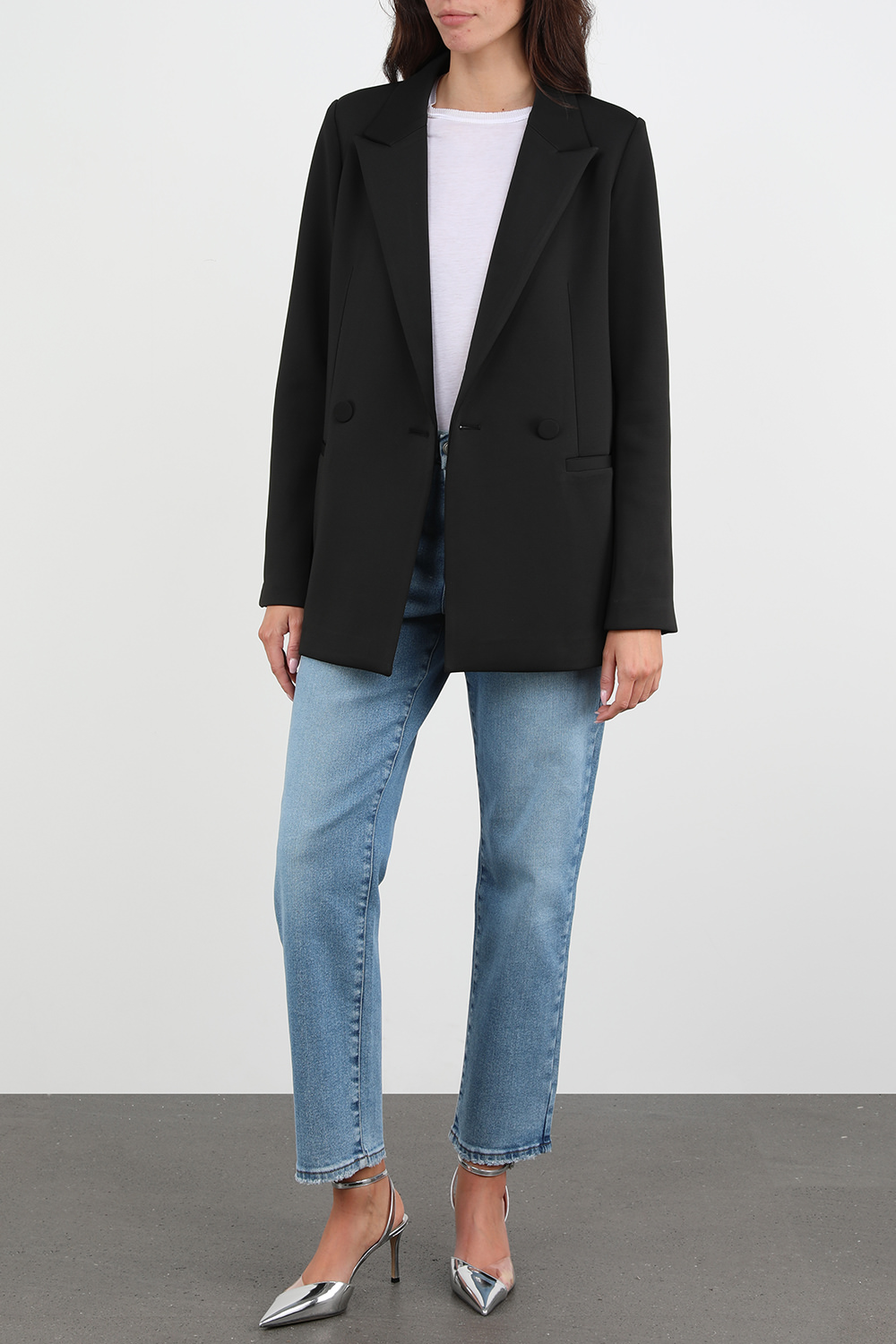 תמונת דוגמן קידמית של נעלי עקב בגוון כסוף מטאלי