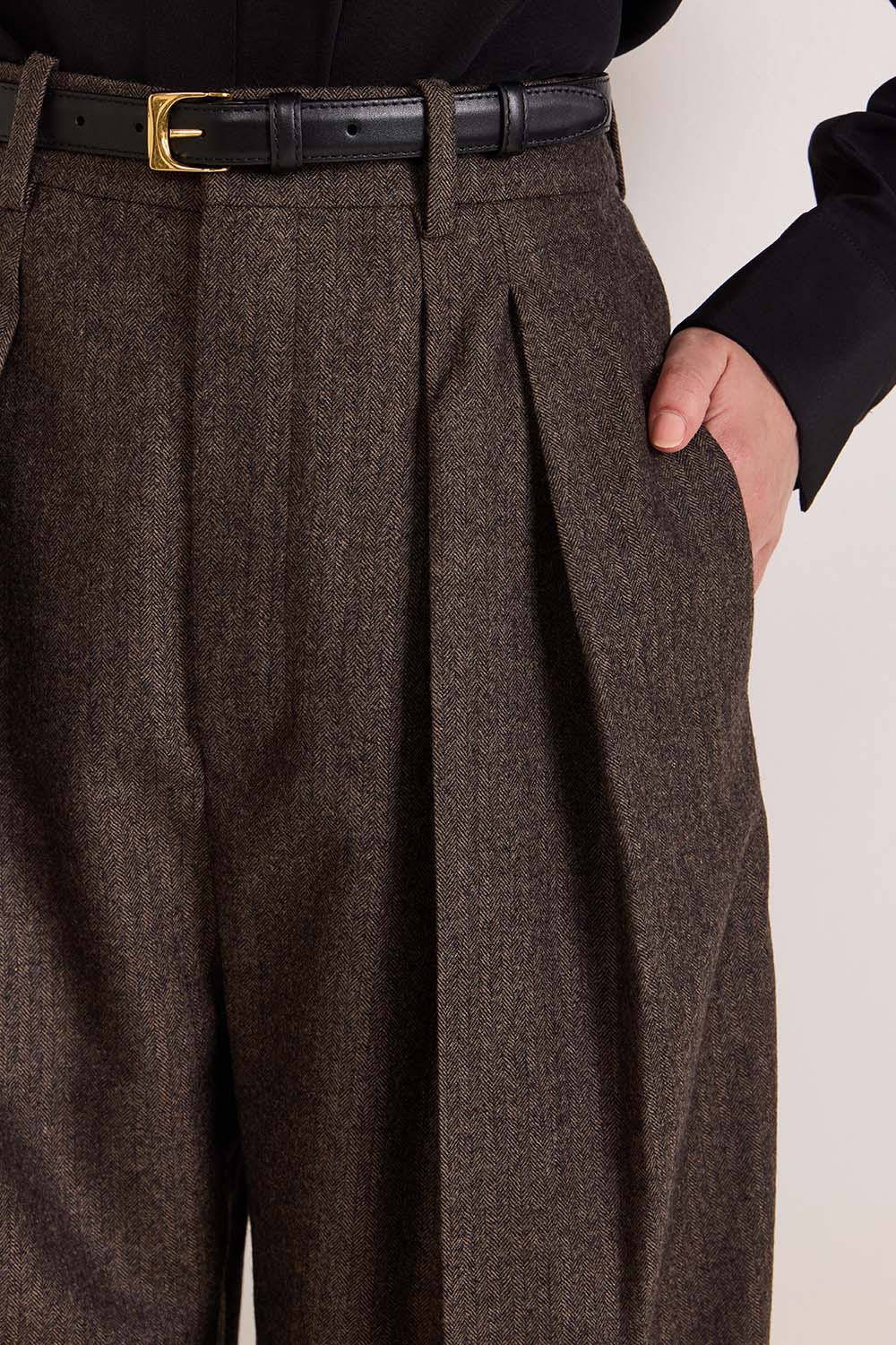 תמונת תקריב דוגמן של מכנסי קפלים מחוייטים