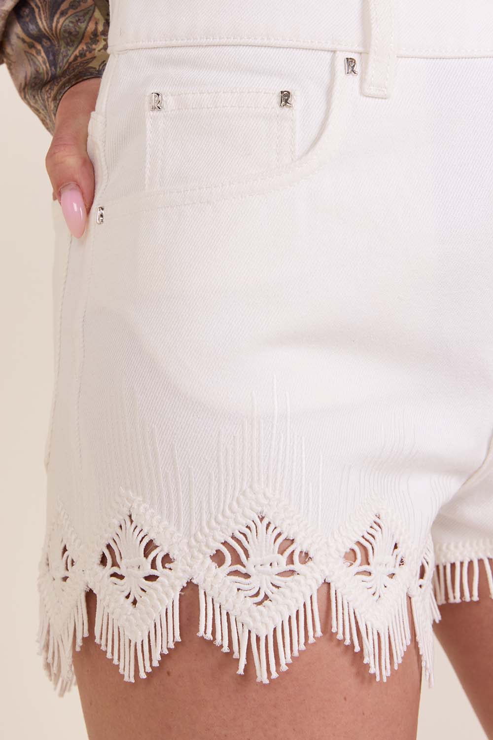 תמונת תקריב דוגמן של מכנסי מקרמה קצרים