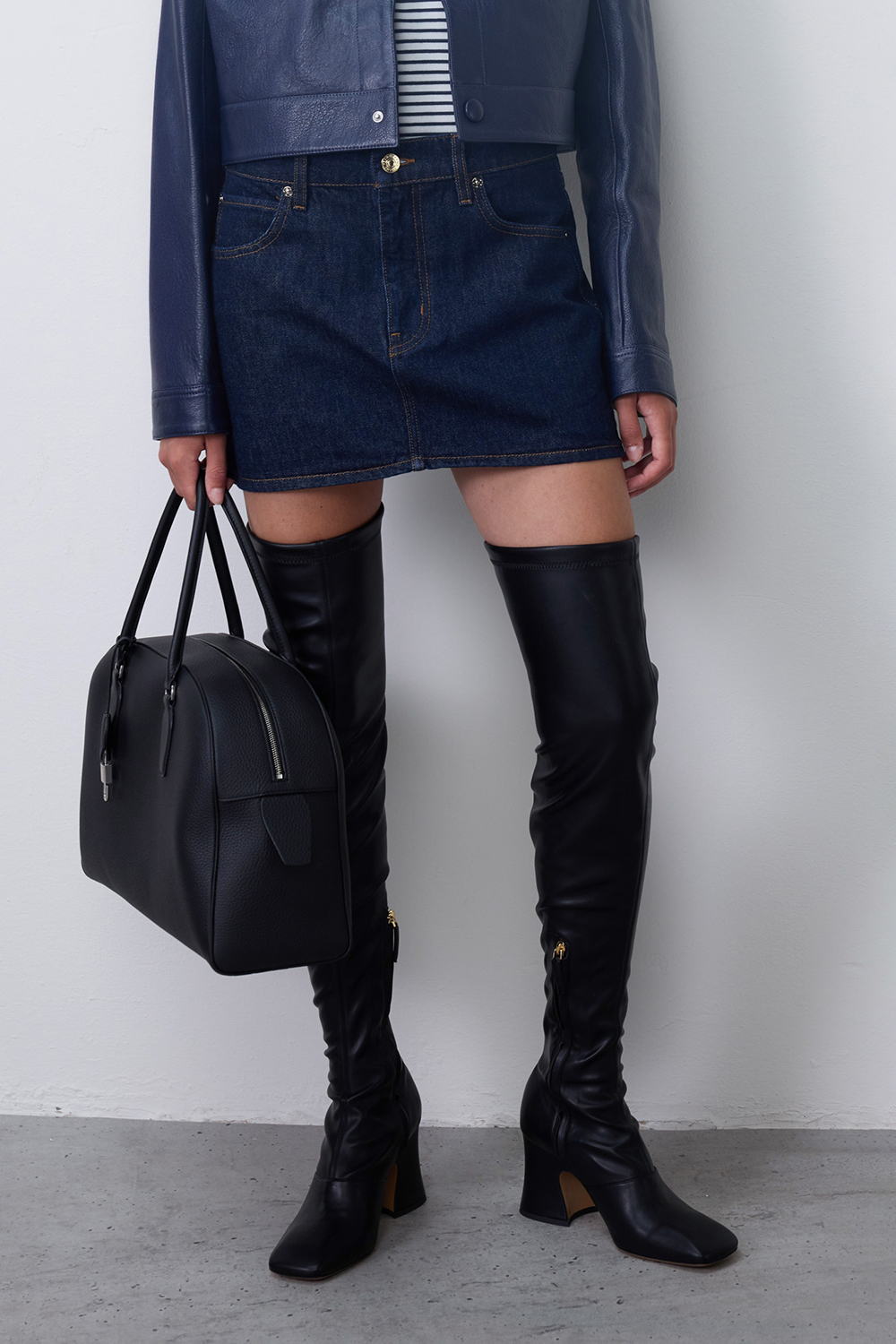 תמונת דוגמן קידמית של חצאית מיני ג'ינס