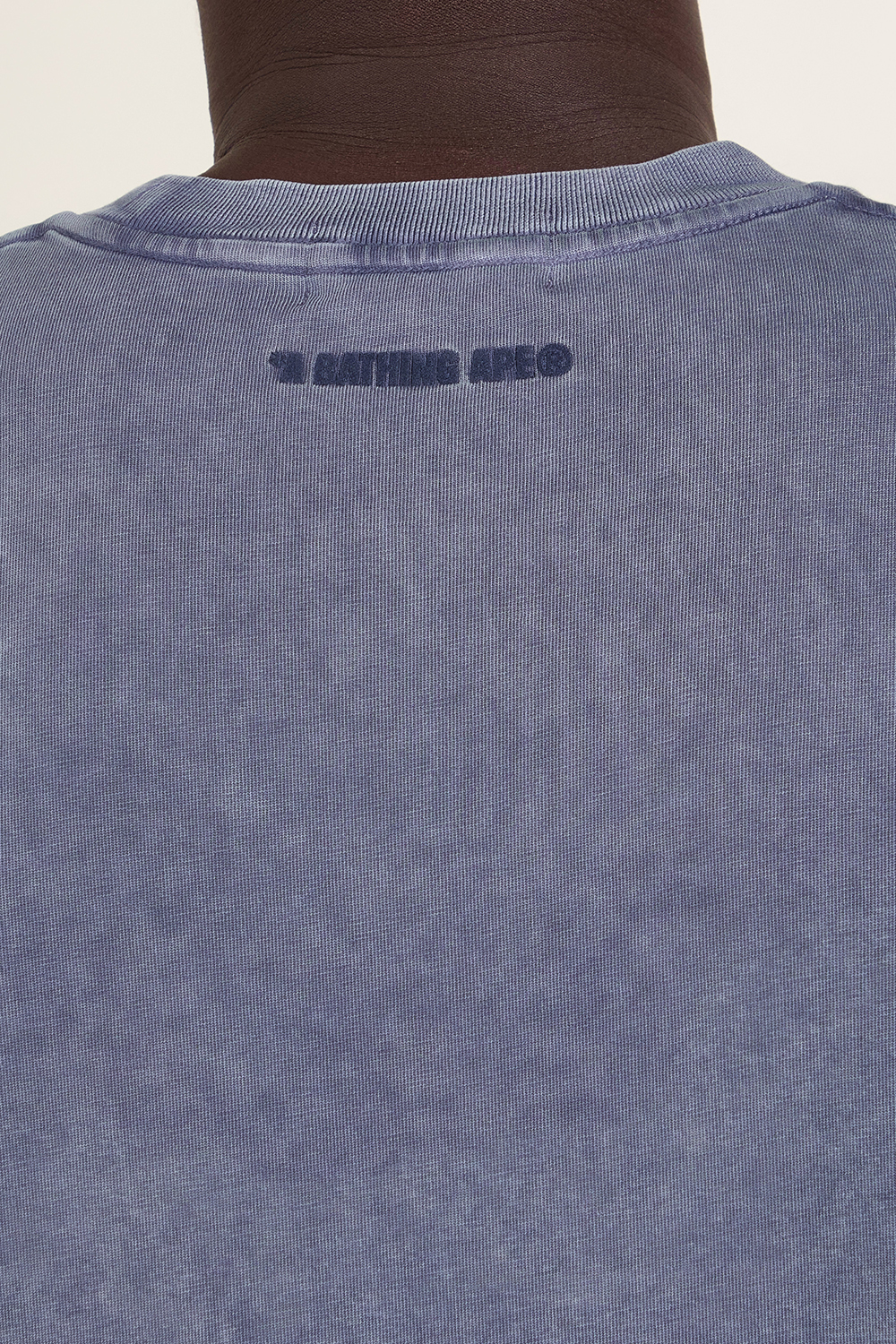 תמונת דוגמן אחורית של חולצת טי