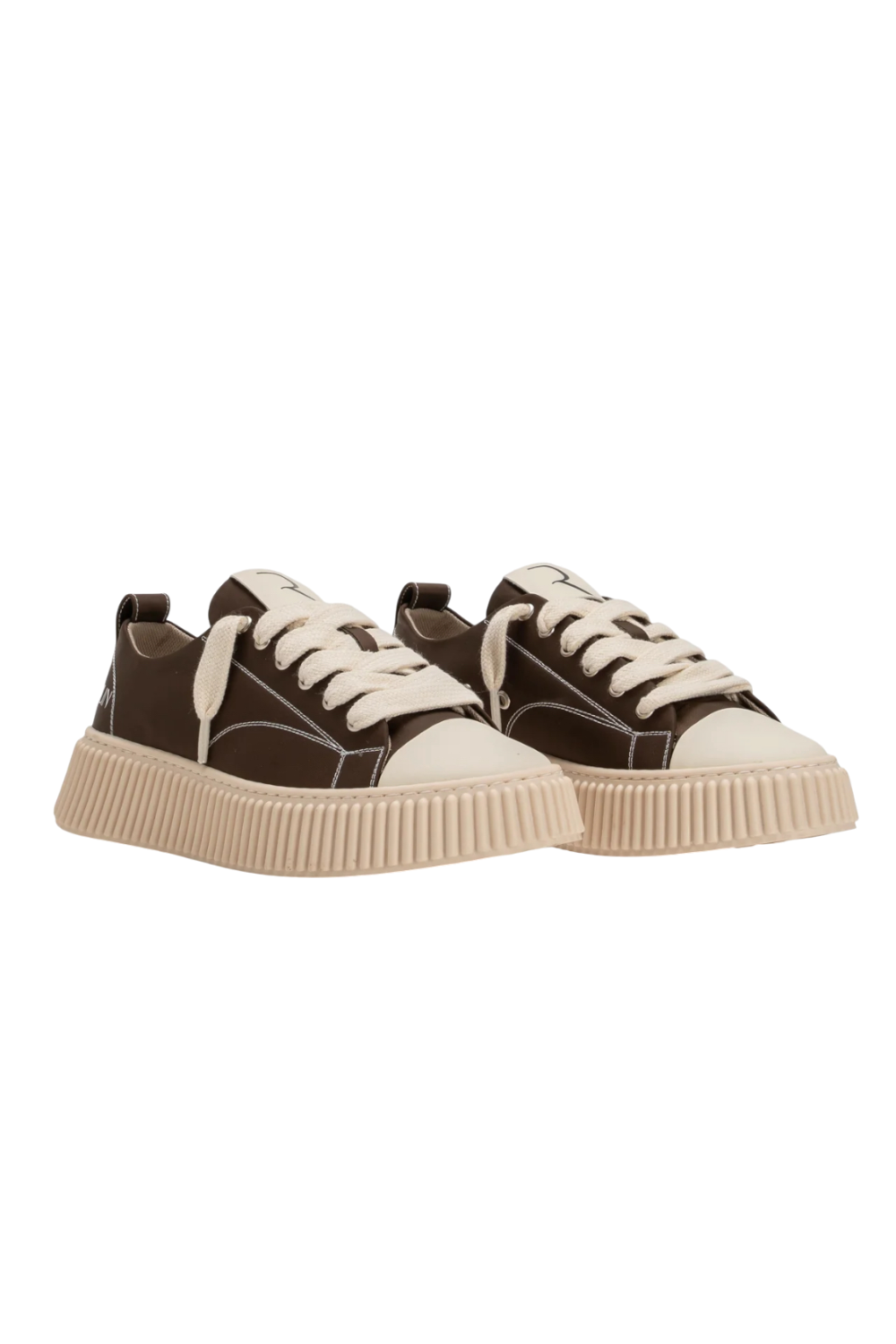 תמונת תקריב של נעלי סניקרס 2020