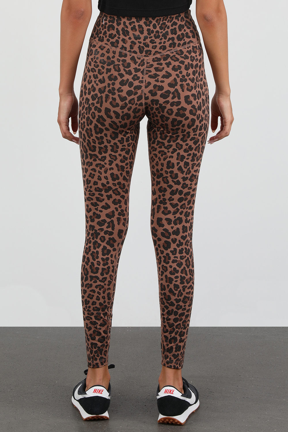 תמונת דוגמן אחורית של מכנסי טייץ דריי-פיט עם הדפס מנומר מנצנץ