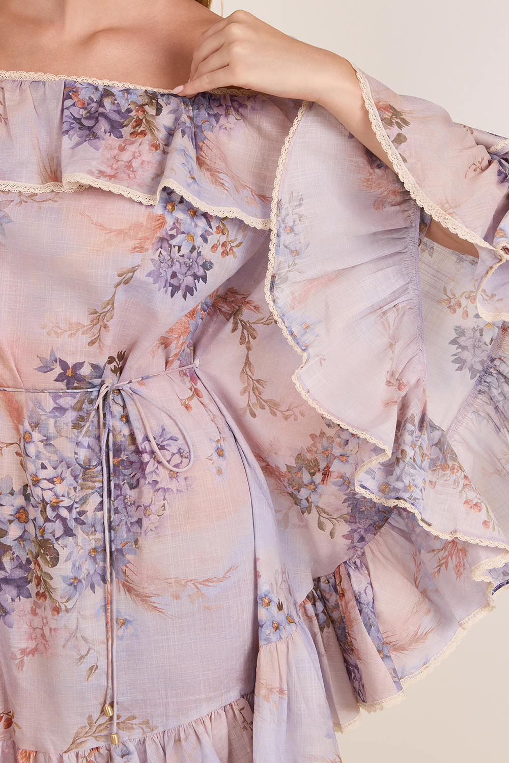 תמונת תקריב דוגמן של שמלת מיני קפלים