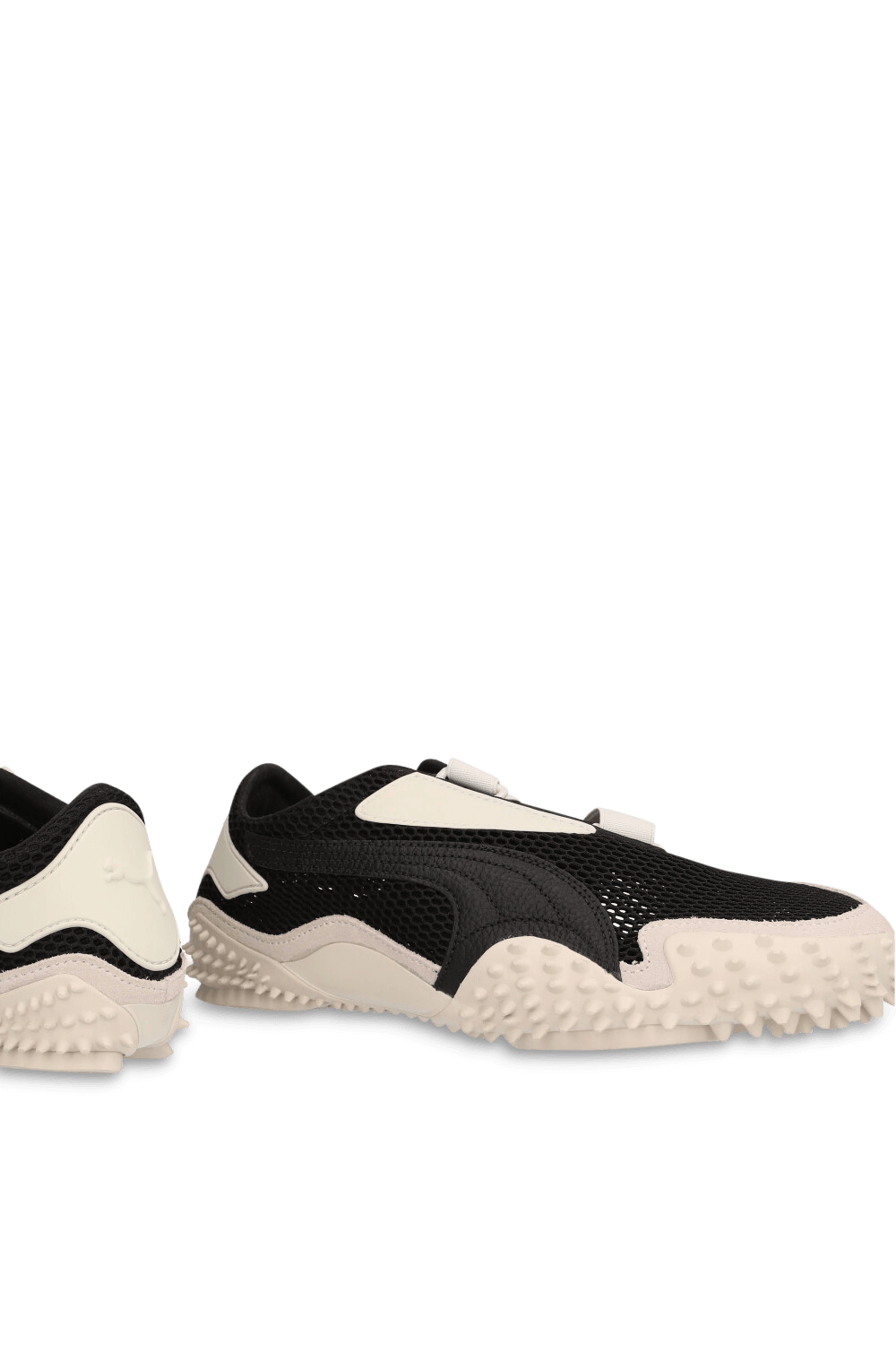 תמונת תקריב של נעלי סניקרס מוסטרו