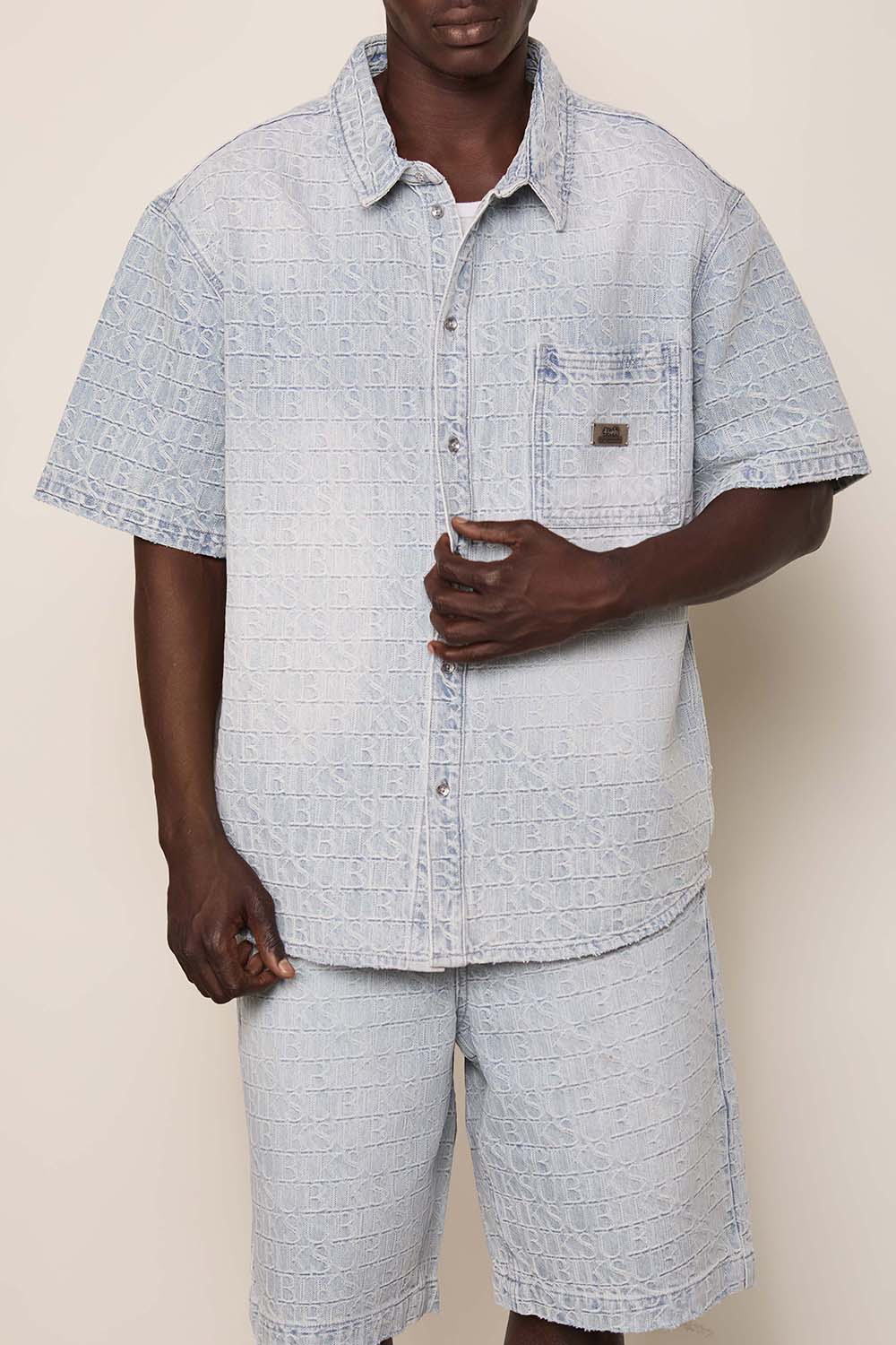 תמונת דוגמן קידמית של חולצת כפתורים