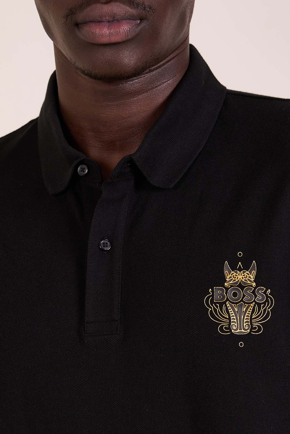 תמונת תקריב דוגמן של חולצת פולו