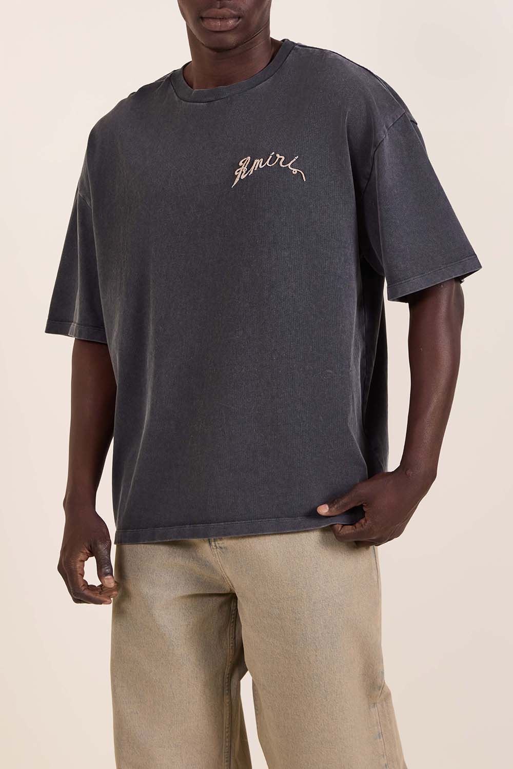 תמונת דוגמן קידמית של חולצת טי אוברסייז