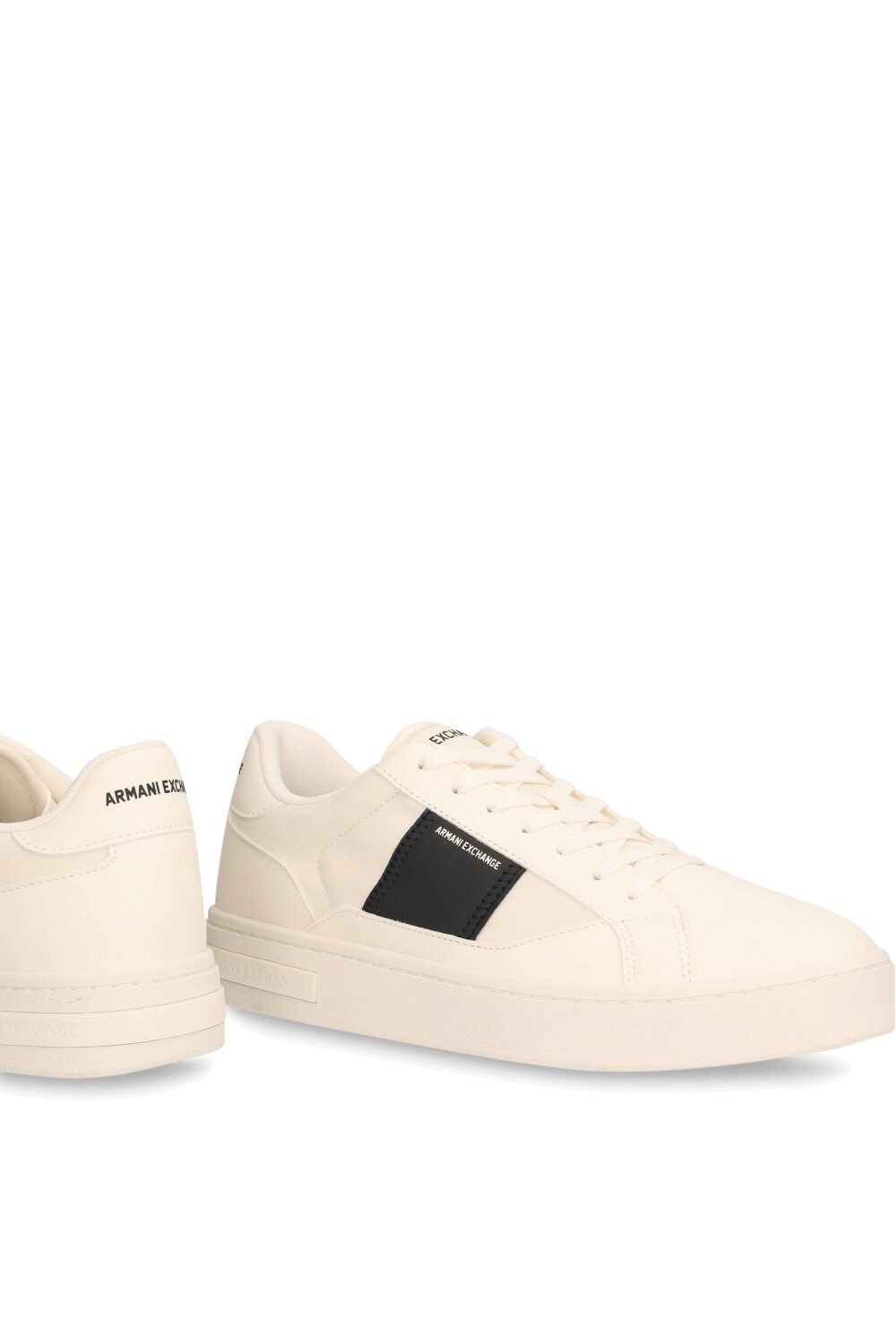 תמונת תקריב של נעלי סניקרס