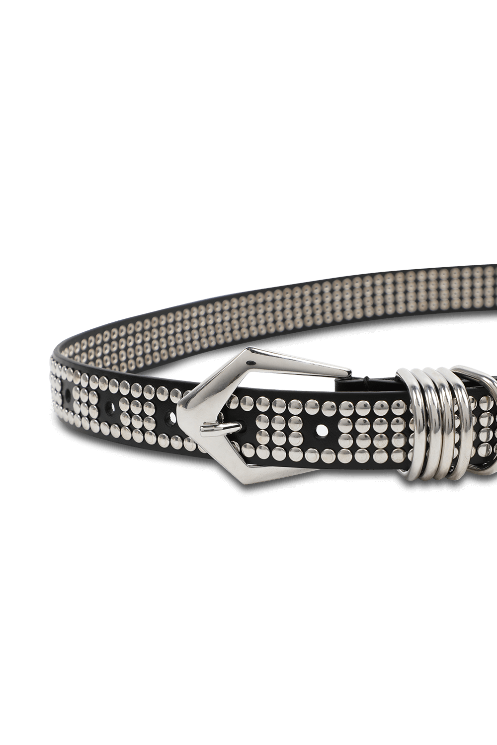 תמונת תקריב של חגורת עור בעיטור ניטים מטאליים