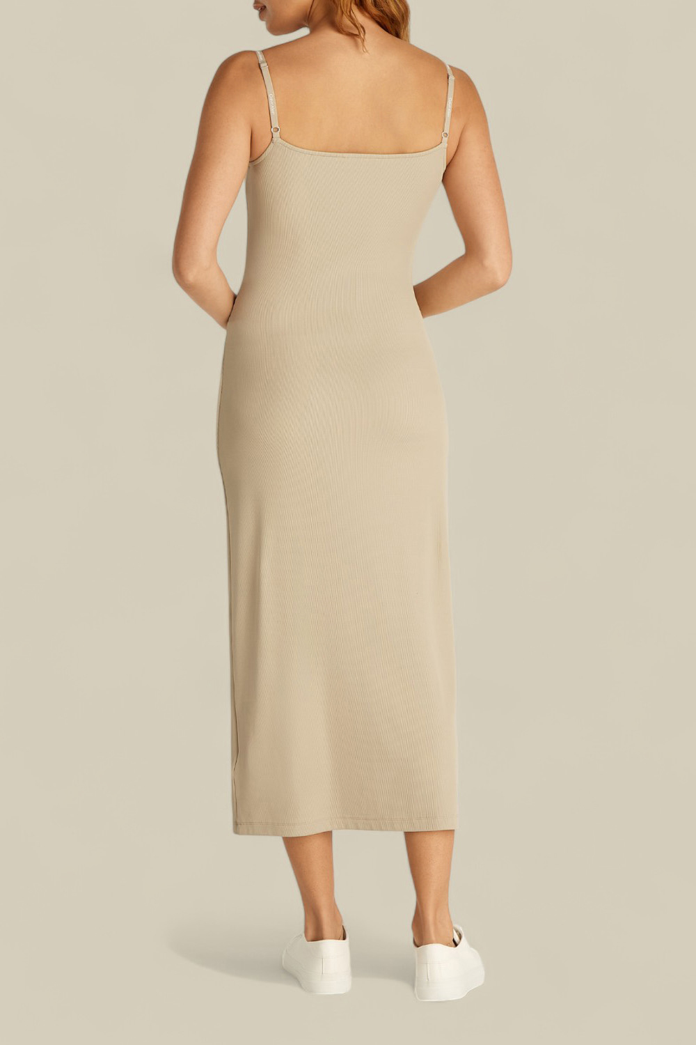 תמונת דוגמן אחורית של שמלת ריב