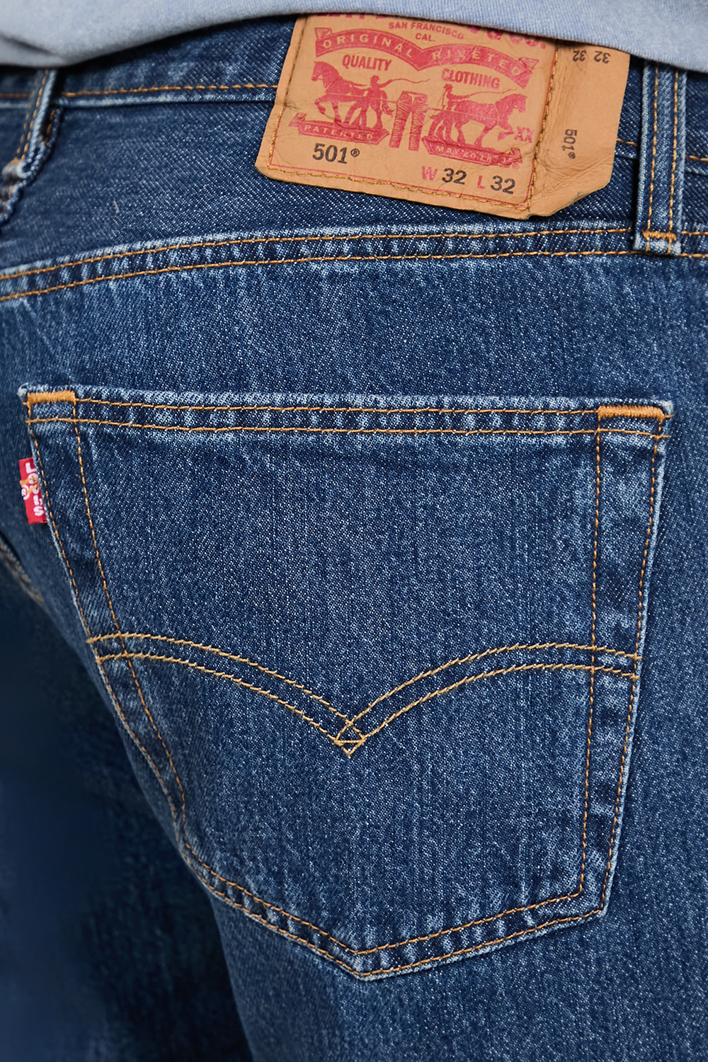 תמונת תקריב דוגמן של מכנסי סלים ג'ינס 501