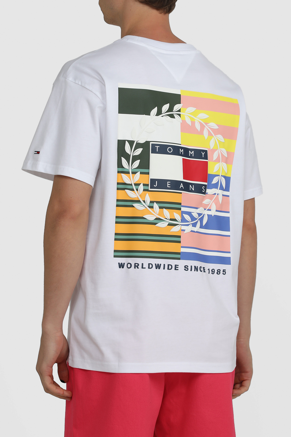 תמונת דוגמן אחורית של חולצת טי עם הדפס