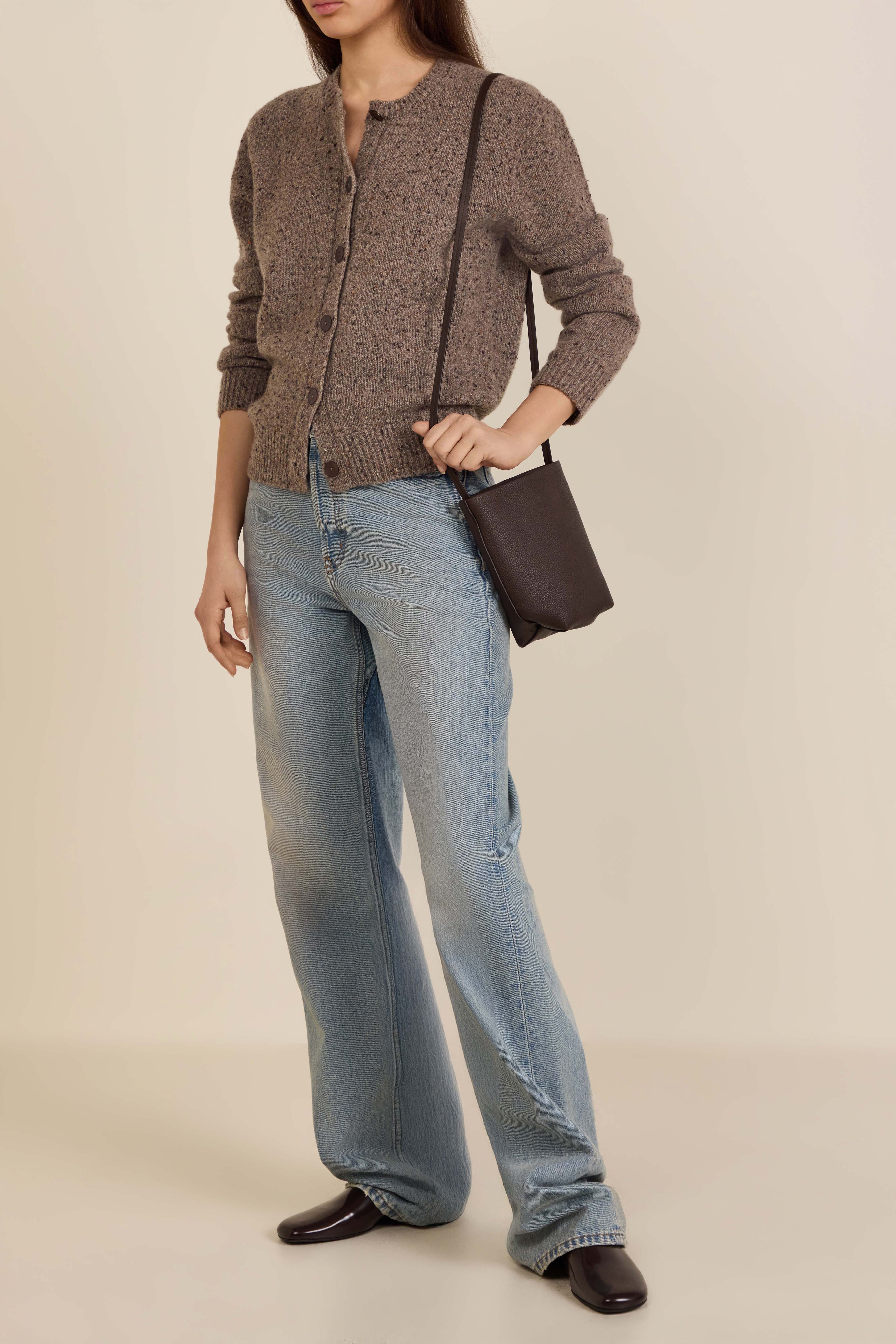 תמונת דוגמן קידמית של תיק עור קרוסבודי