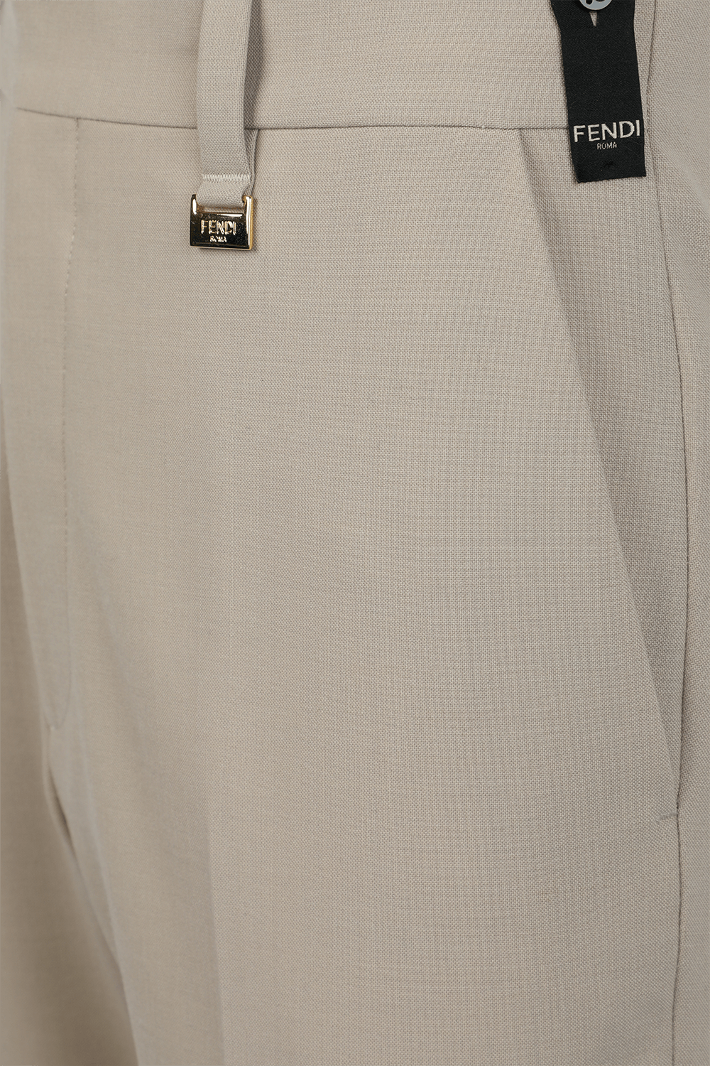 תמונת תקריב של מכנסיים ארוכים מחויטים בגוון בז'