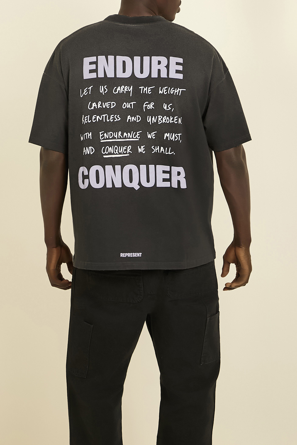 תמונת תקריב דוגמן של חולצת טי אטלס