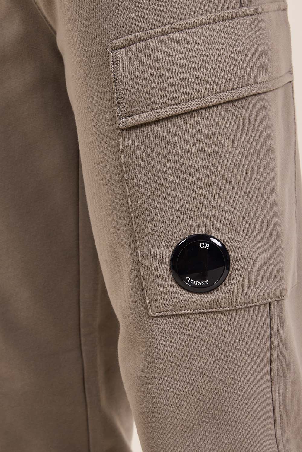 תמונת דוגמן אחורית של מכנסי טרנינג קרגו