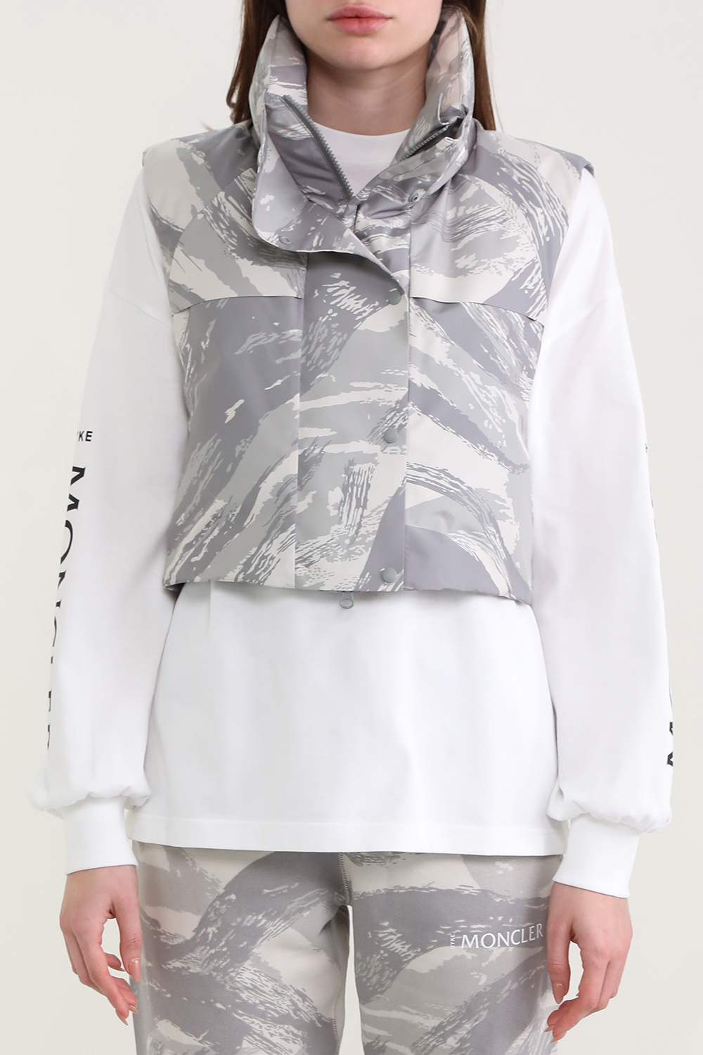 תמונת דוגמן קידמית של מונקלר X הייק וסט פוך בהדפס קמופלאז' 