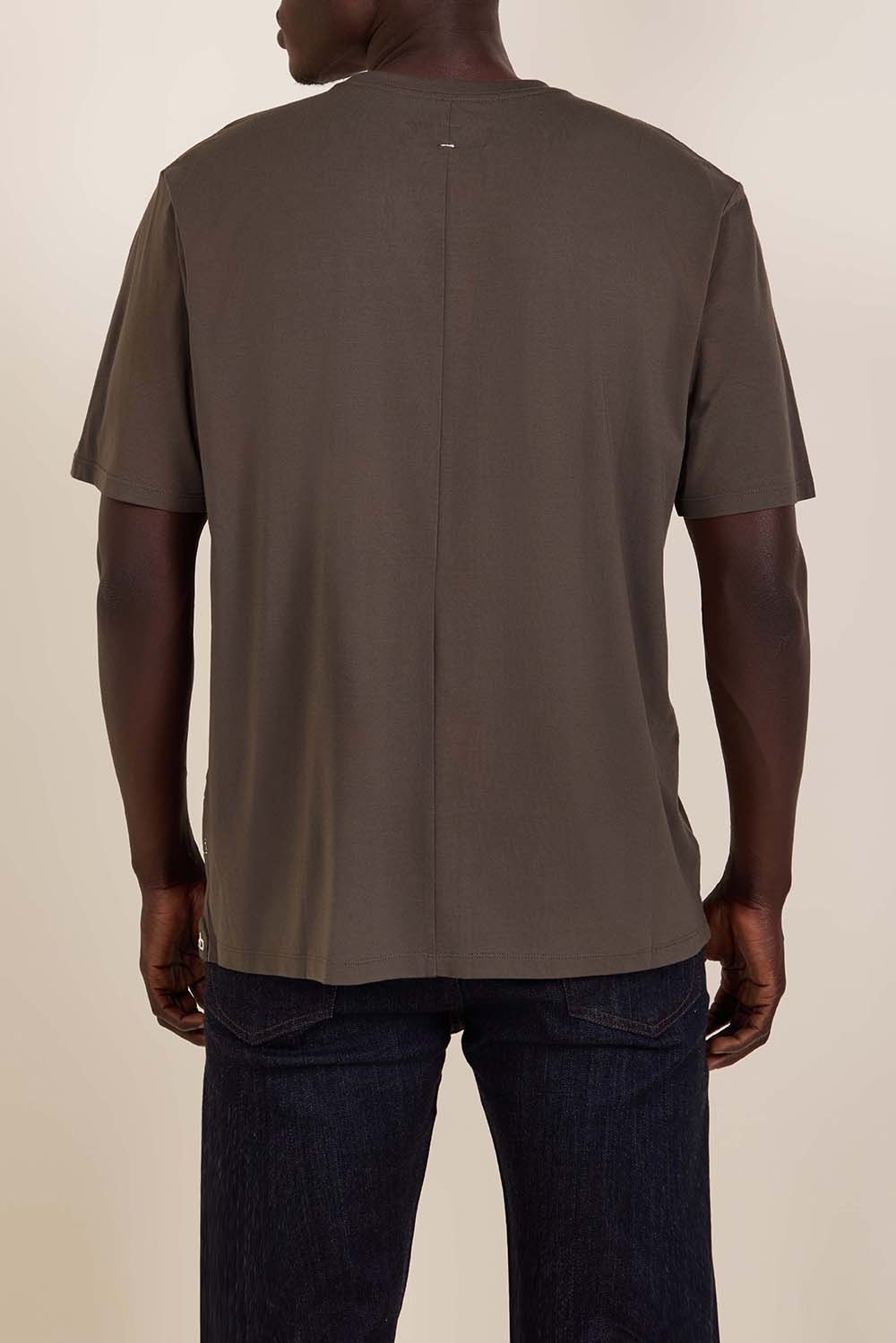 תמונת דוגמן אחורית של חולצת טי