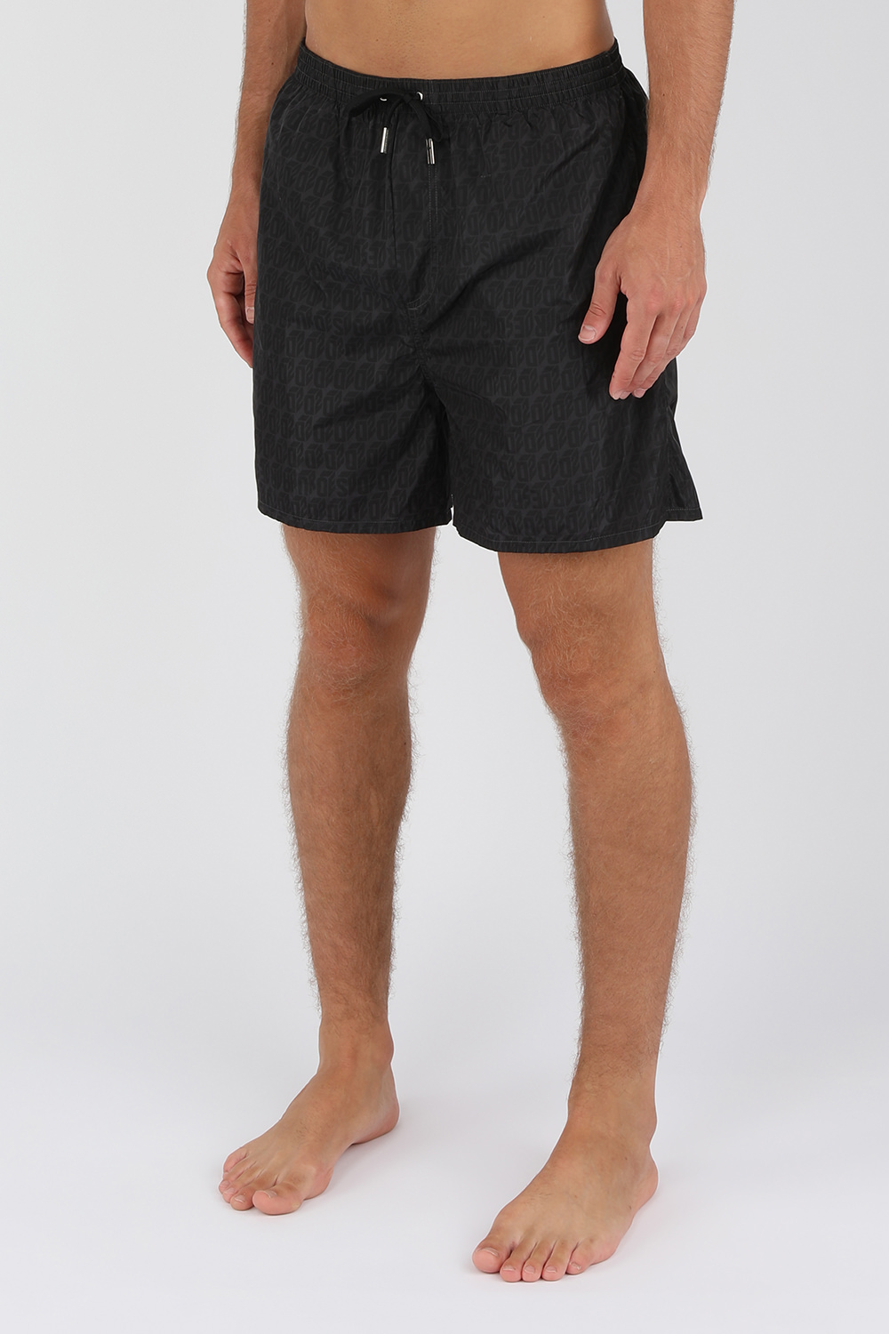 תמונת דוגמן קידמית של בגד ים שחור עם פרינט מונוגרמי