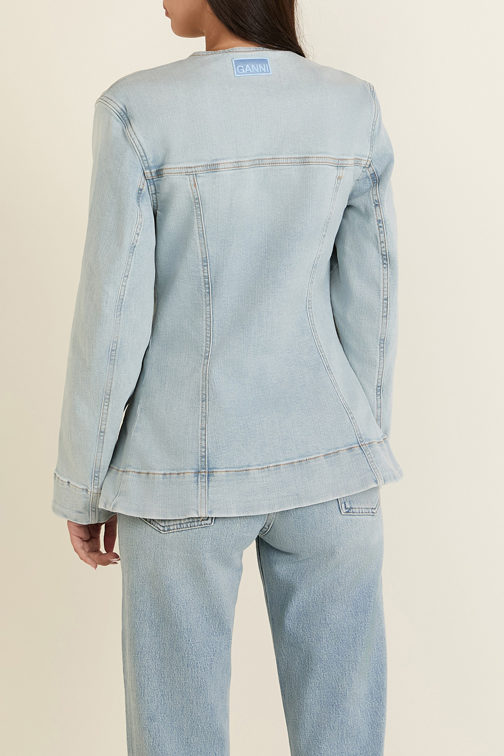 תמונת דוגמן אחורית של ז'קט ג'ינס