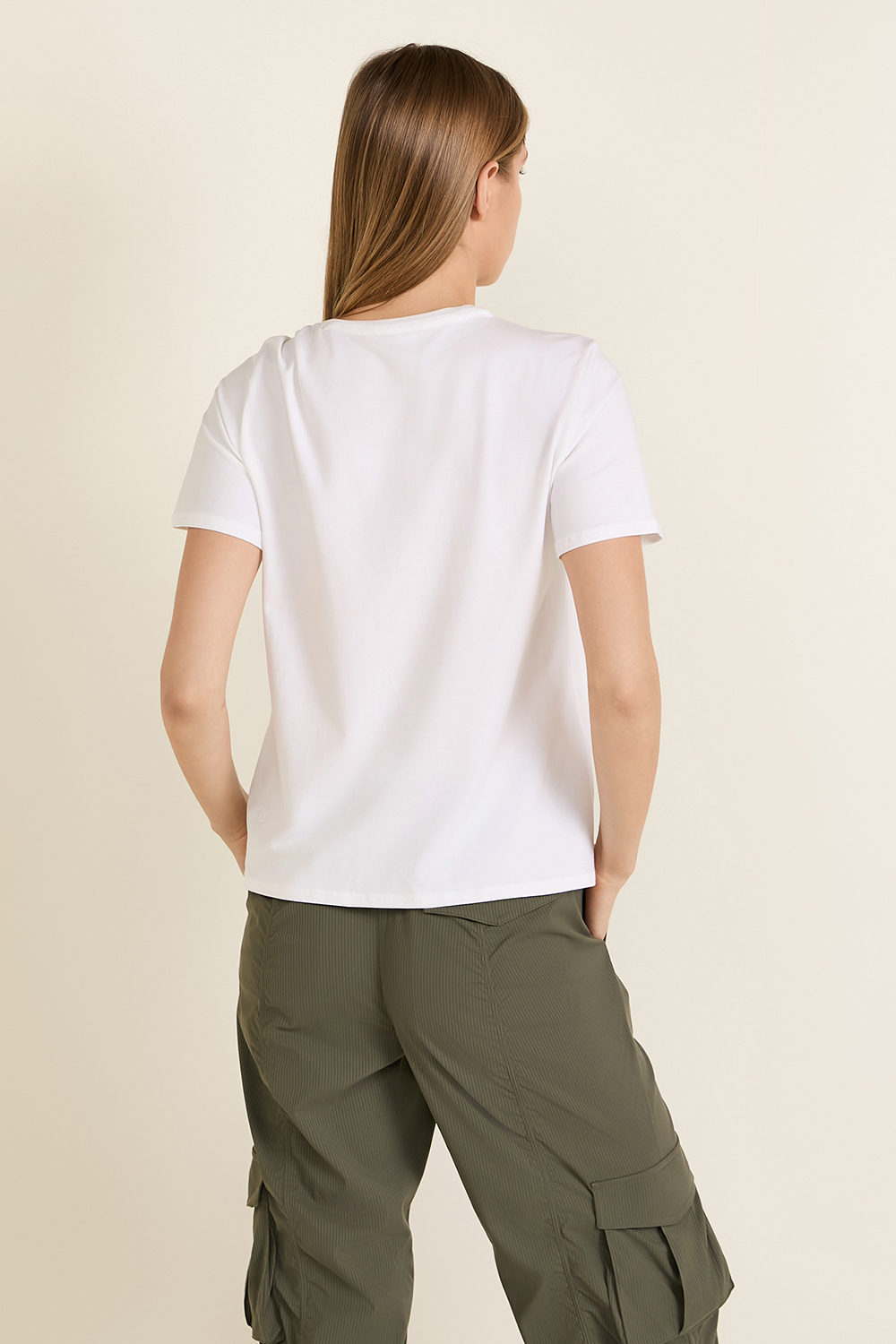 תמונת דוגמן אחורית של Cotton Shoulder-Twist T-Shirt