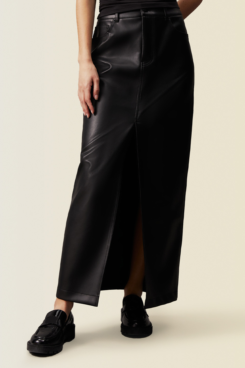 תמונת דוגמן קידמית של חצאית מקסי מעור טבעוני