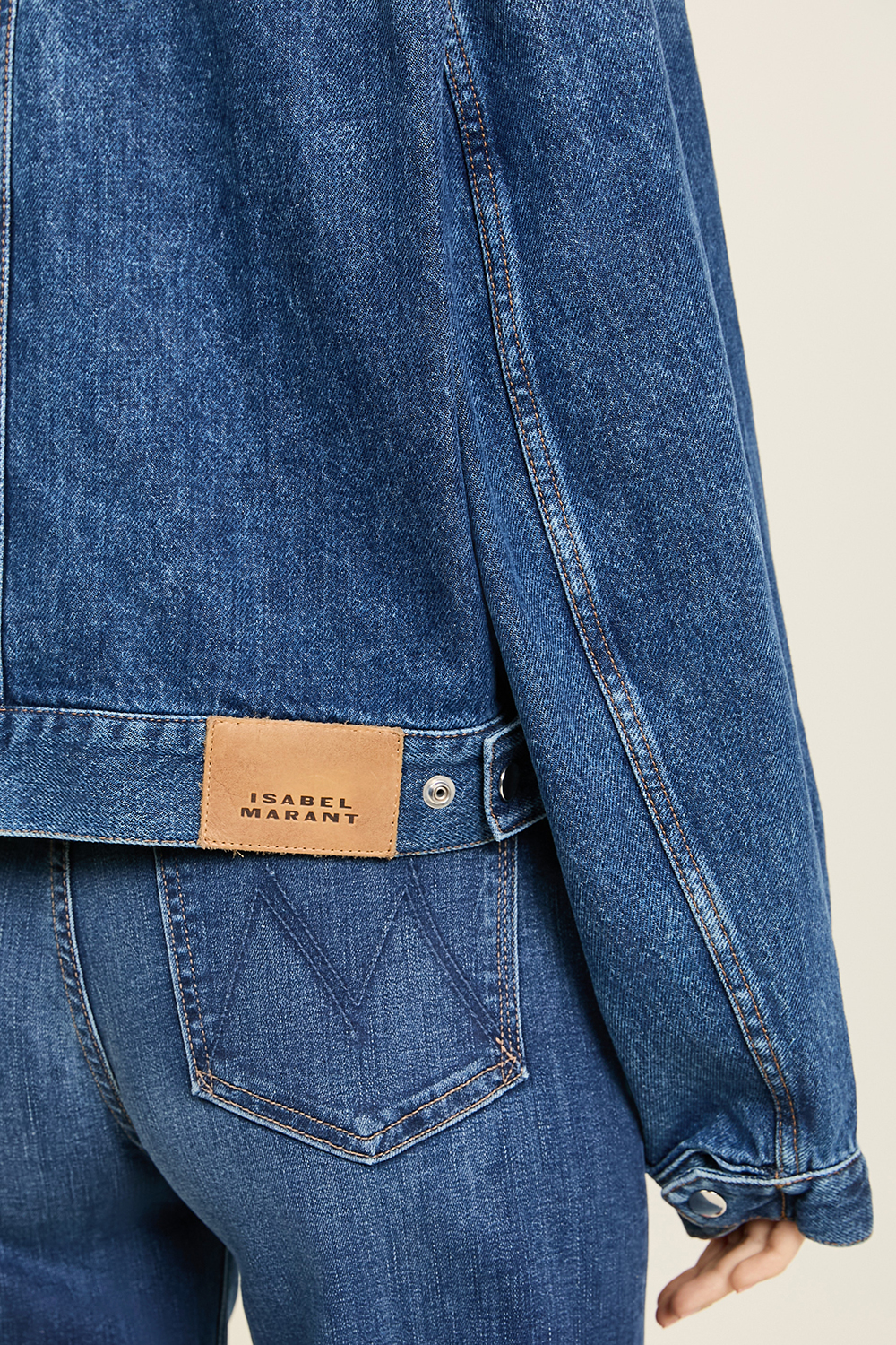 תמונת תקריב דוגמן של ז'קט ג'ינס