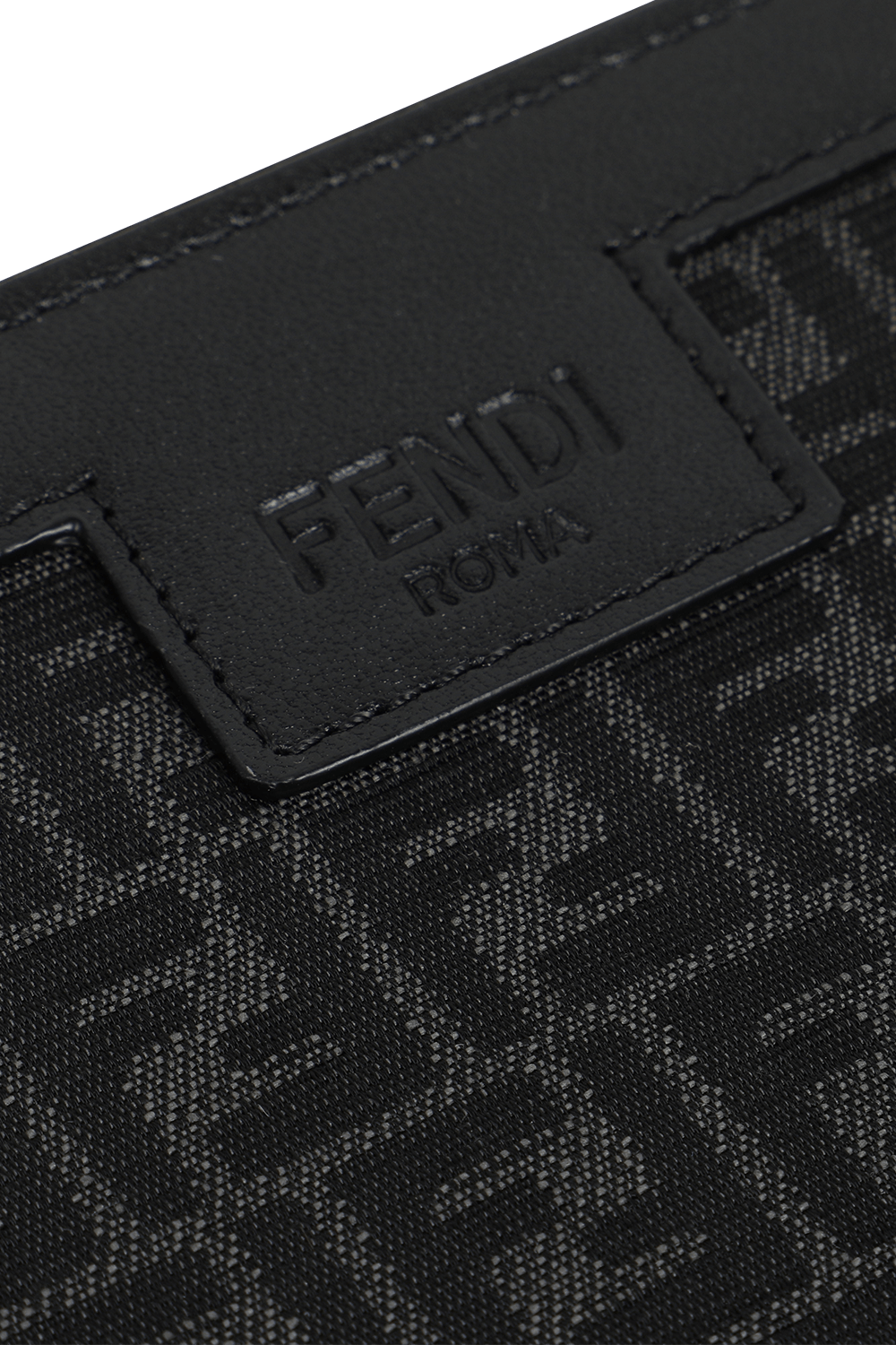 תמונת פנים של נרתיק מעור עם הדפס מונוגרמי בגוון שחור