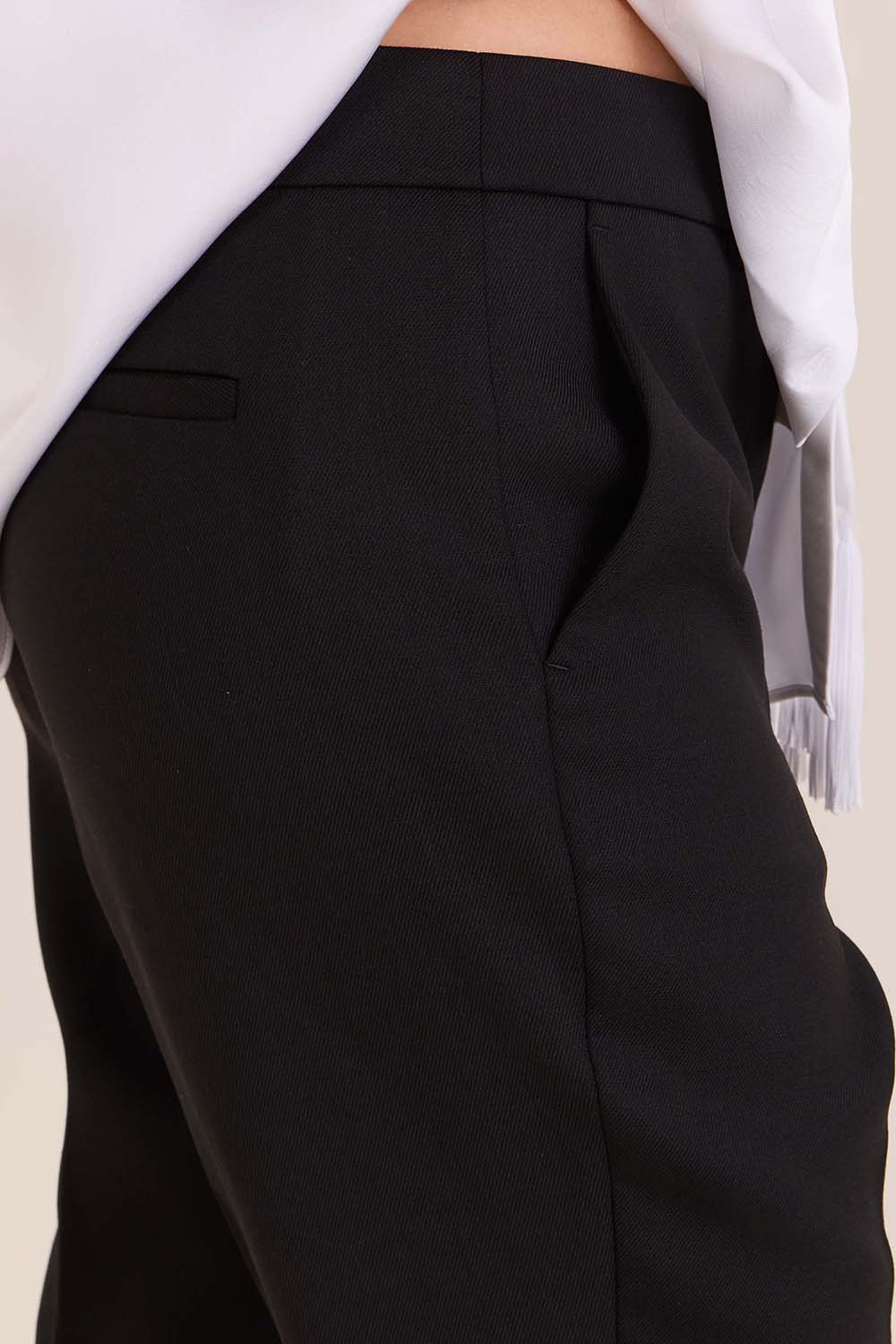 תמונת תקריב דוגמן של מכנסי חליפה מחוייטים