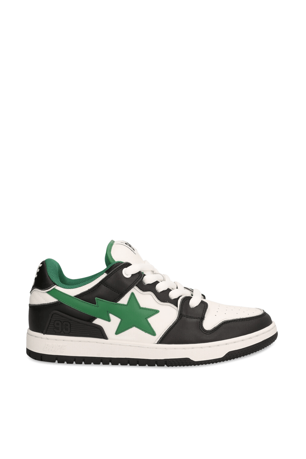 תמונה קידמית של נעלי סניקרס