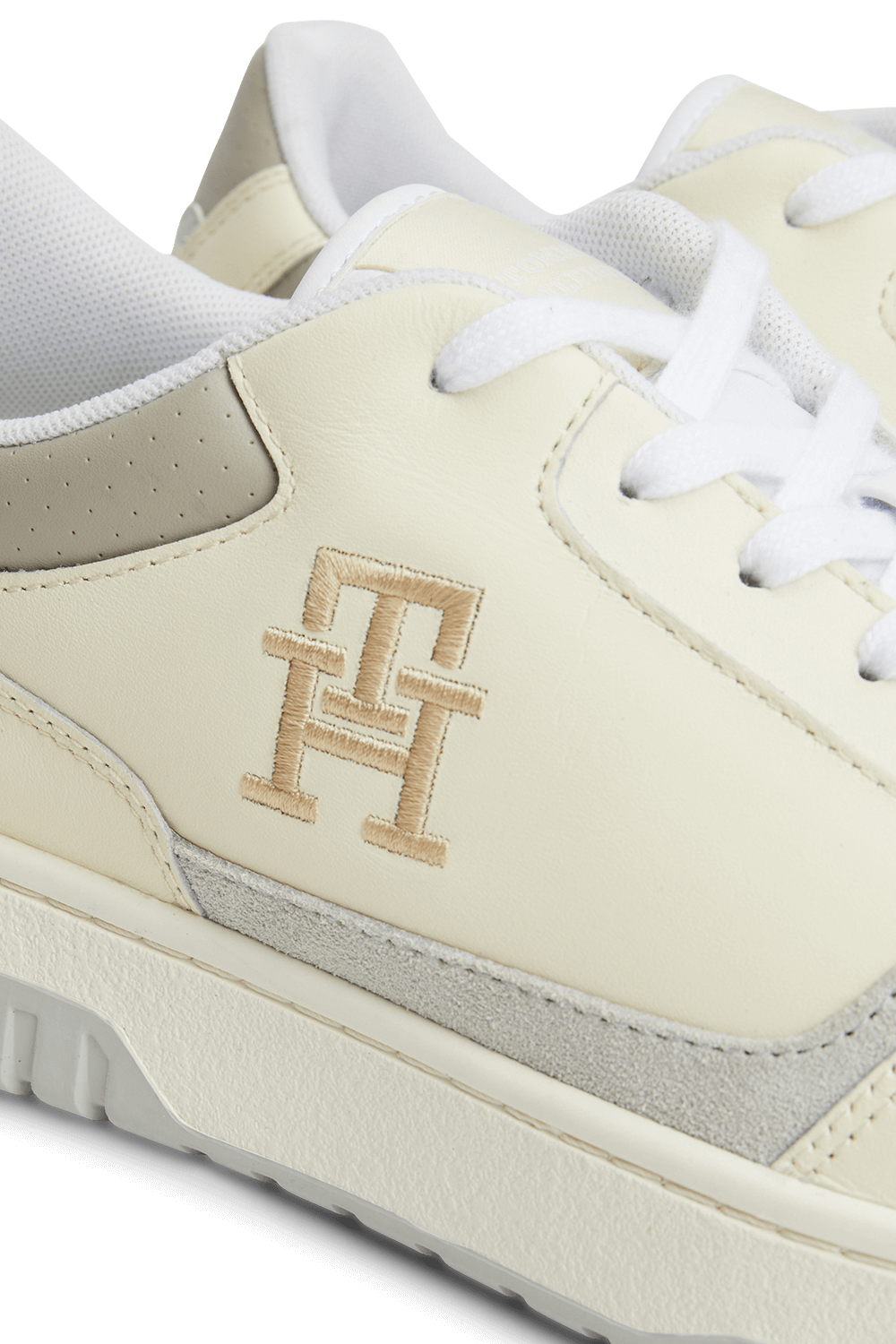 תמונת תקריב של נעלי סניקרס