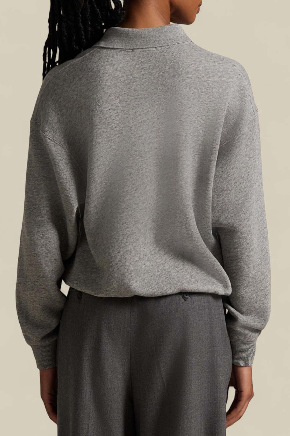 תמונת דוגמן אחורית של סווטשירט פולו