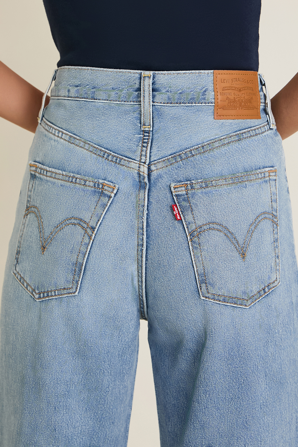 תמונת תקריב דוגמן של מכנסי ג'ינס שנות ה-70/90