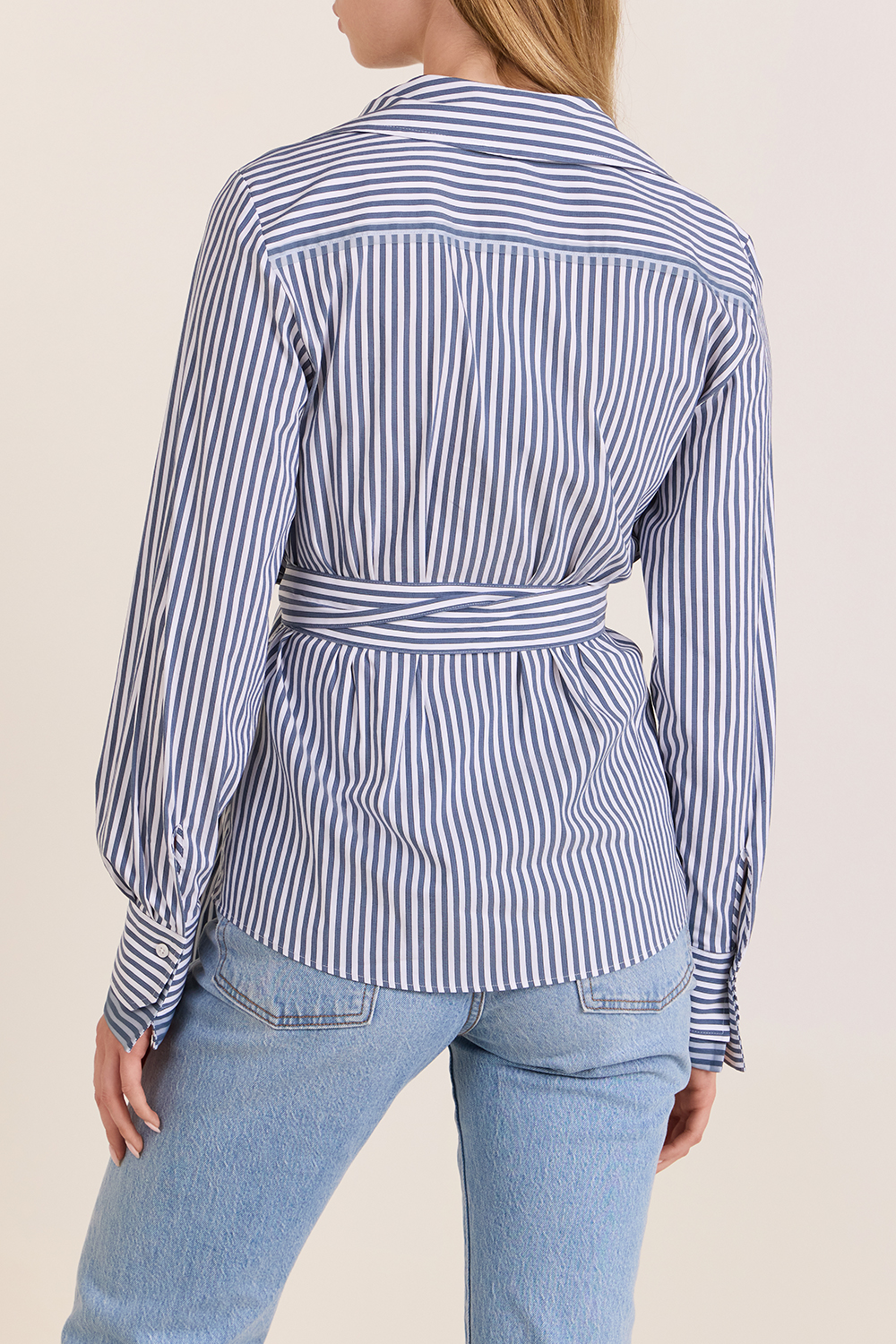 תמונת דוגמן אחורית של חולצת מעטפת