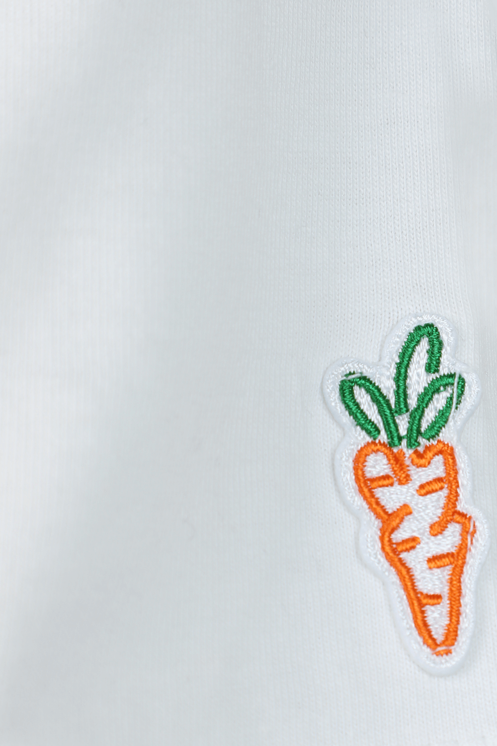 תמונה אחורית של חולצה לבנה עם לוגו גראפי