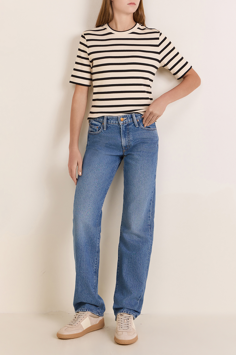 תמונת דוגמן קידמית של נעלי סניקרס